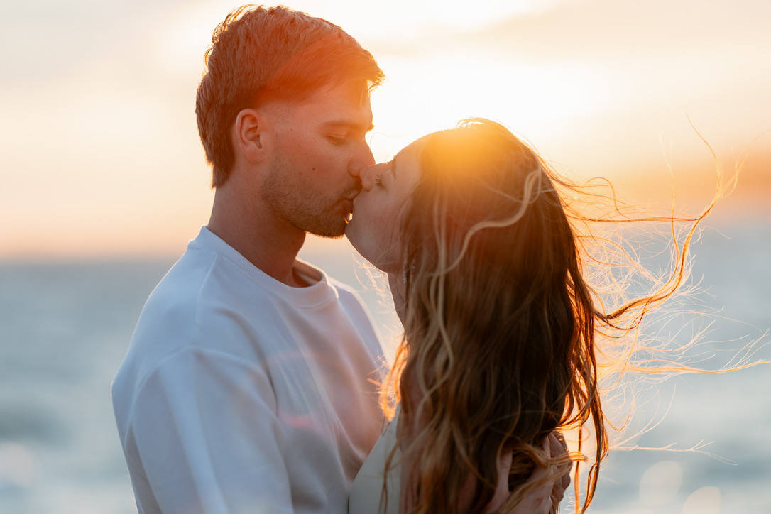 Baiser amoureux d'un couple sur la plage pendant l'heure dorée à La Farlède
