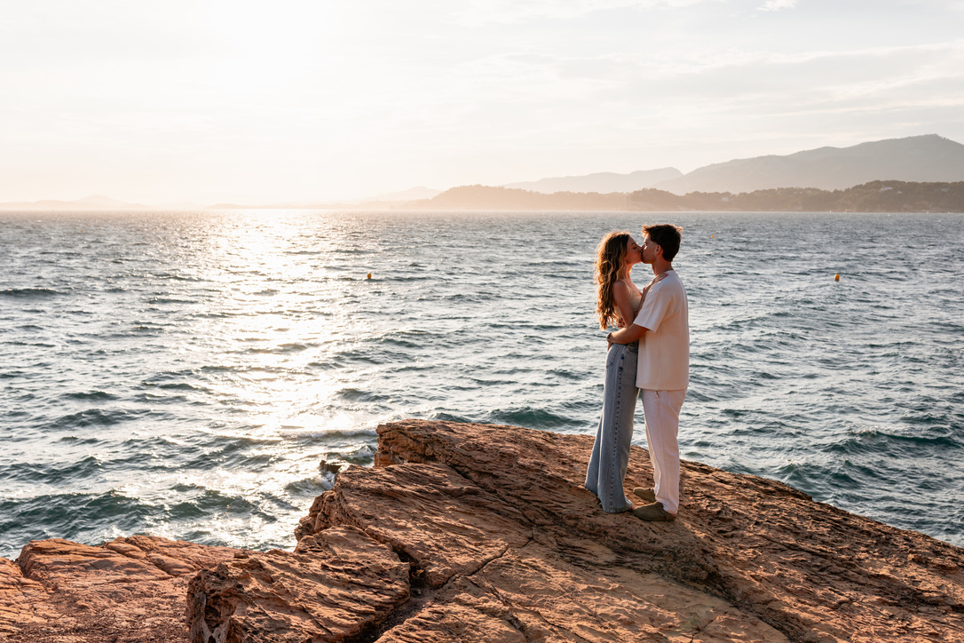 Couple marchant entre les rochers au bord de mer dans le Var