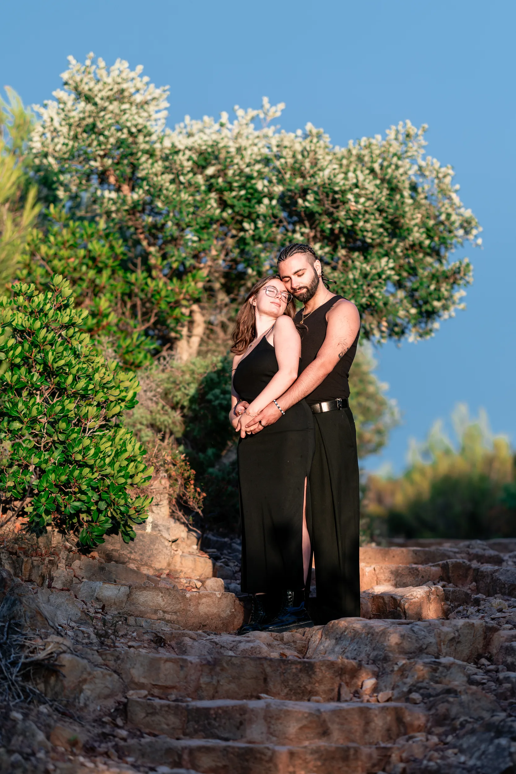Couple enlacé sur un passage rocheux du sentier de Cap Garonne au Pradet