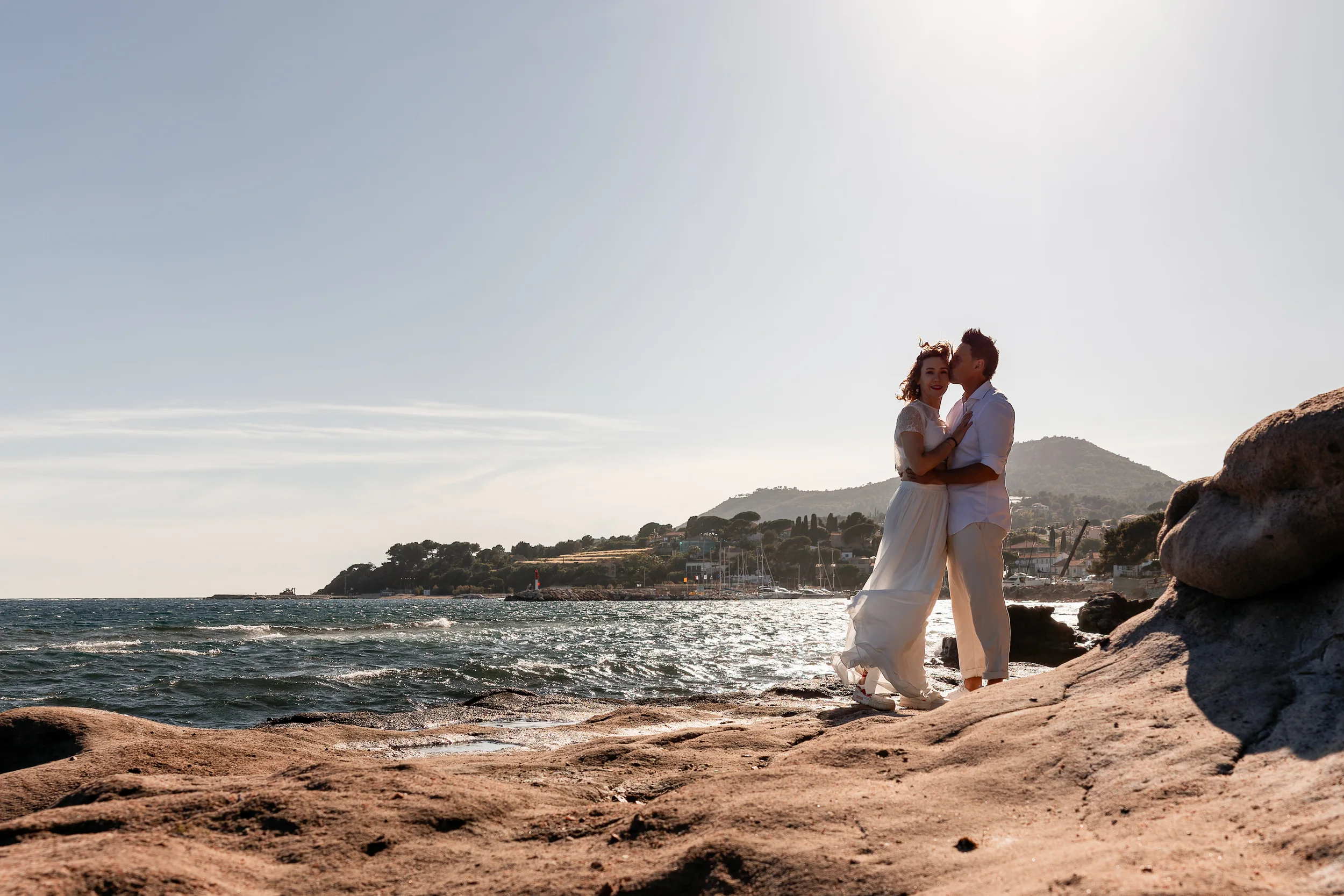 Mariés photographiés au bord de la mer dans le Var
