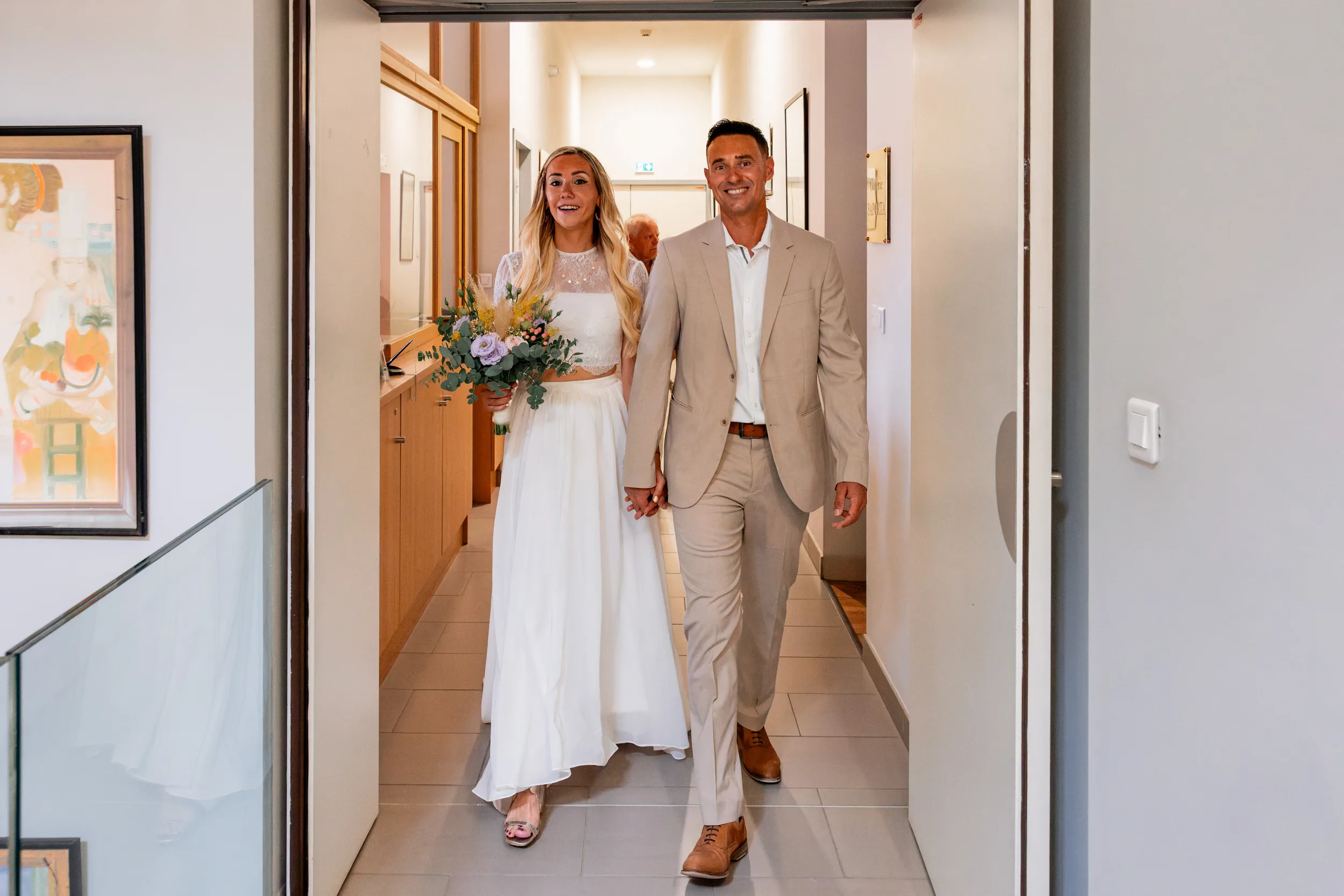 Couple de mariés avançant dans un couloir de la mairie de Solliès-Pont