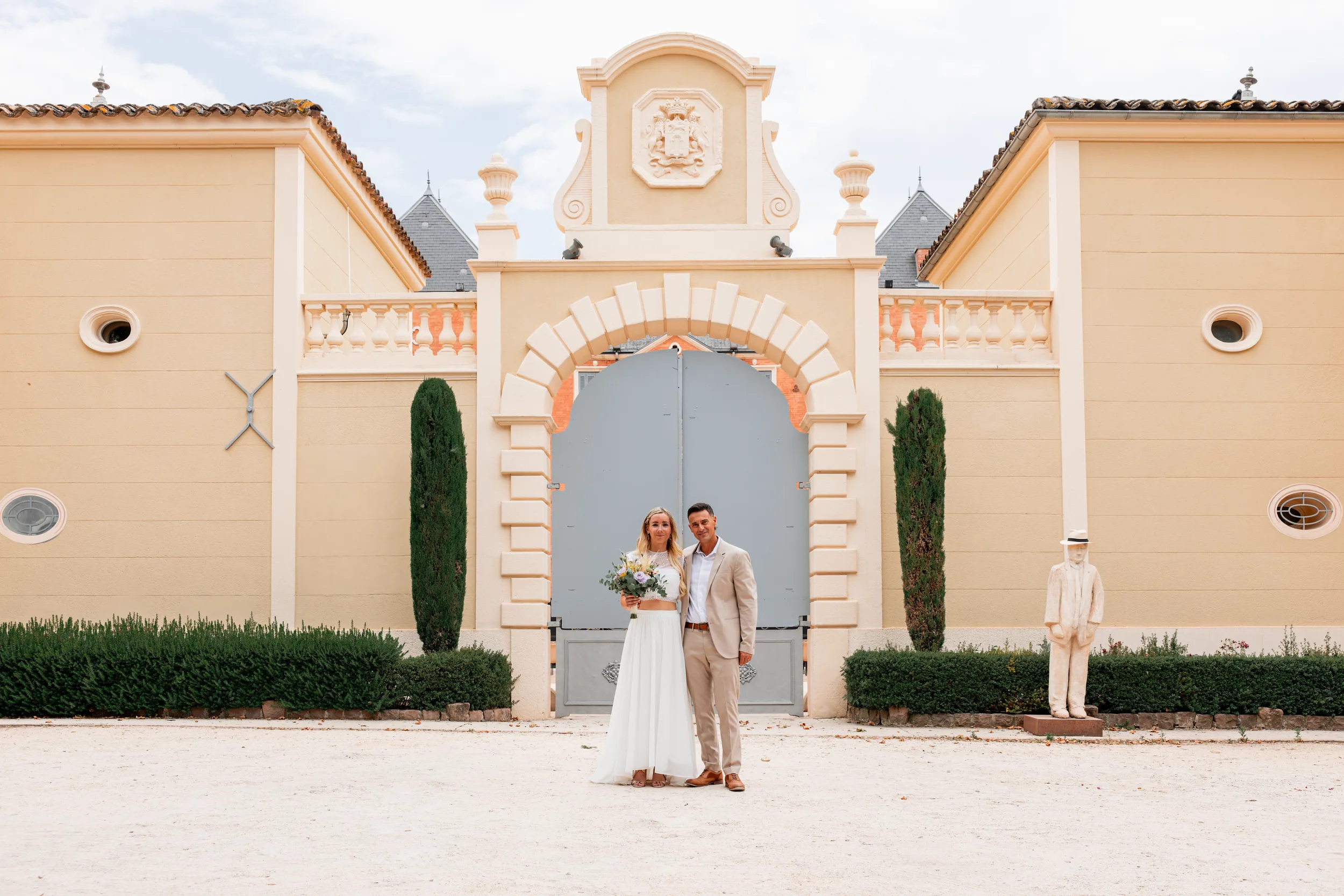 Couple de mariés devant la façade du château de Solliès-Pont