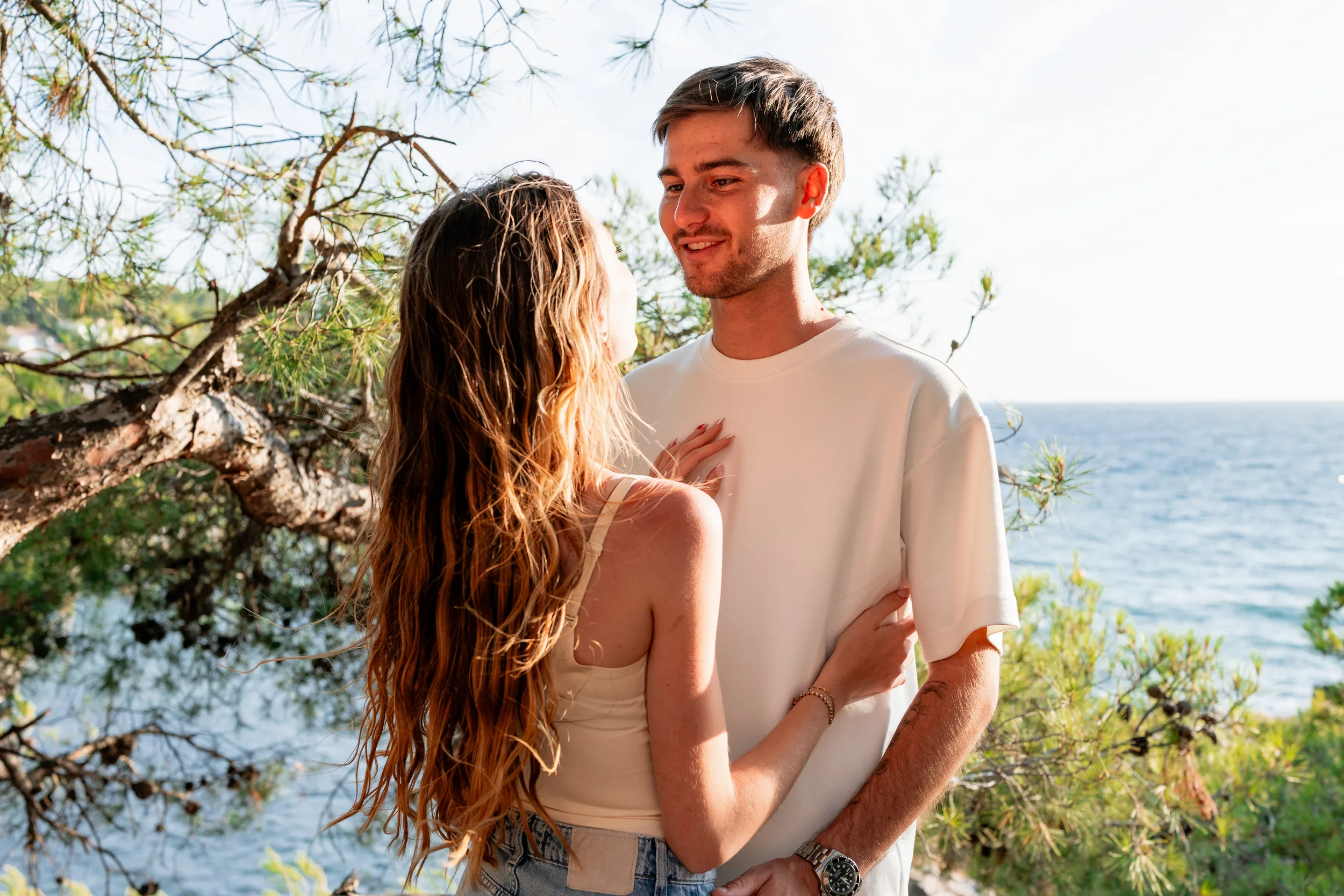 Couple sous les pins face à la mer aux Oursinières au Pradet