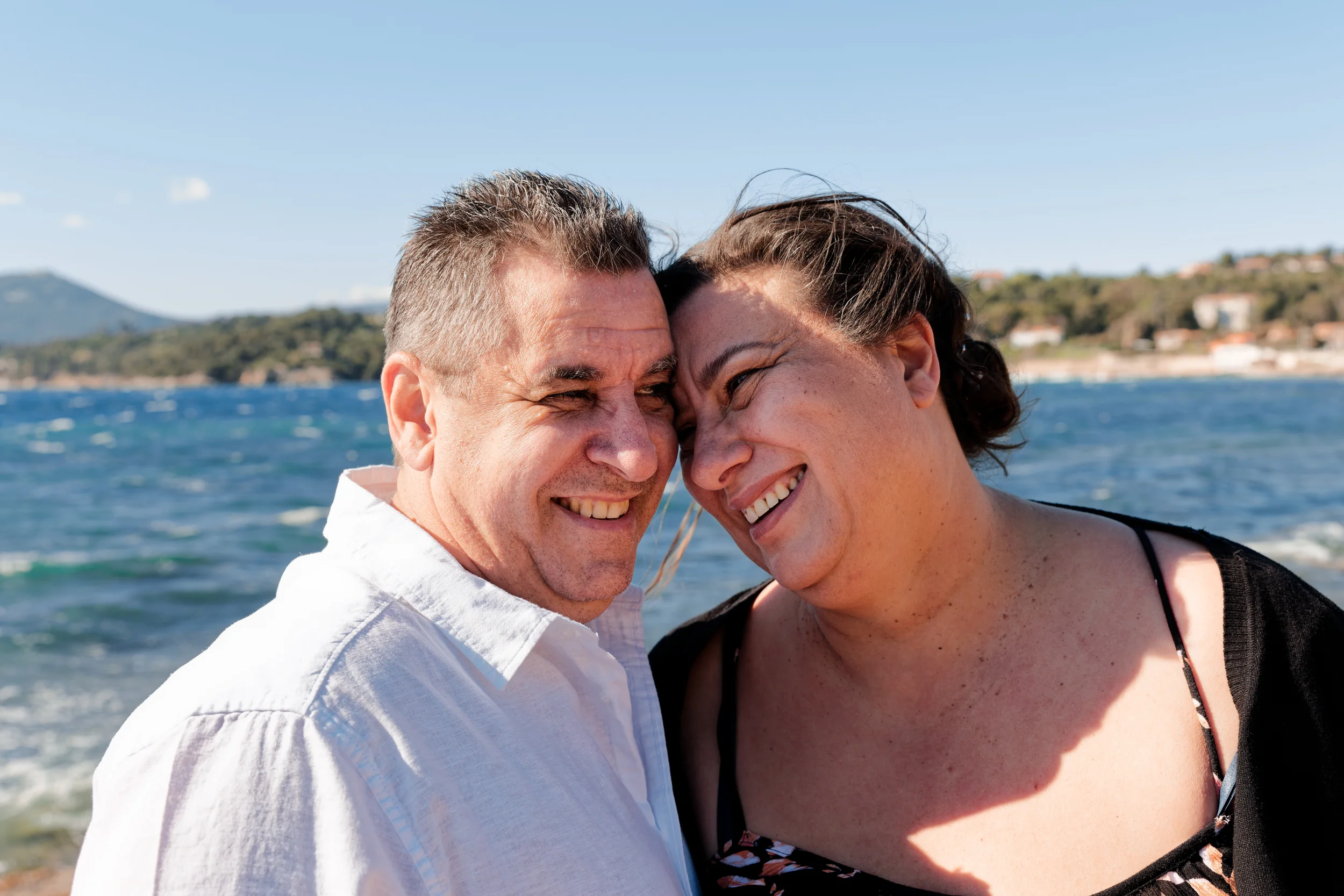 Portrait complice d'un couple au bord de la mer