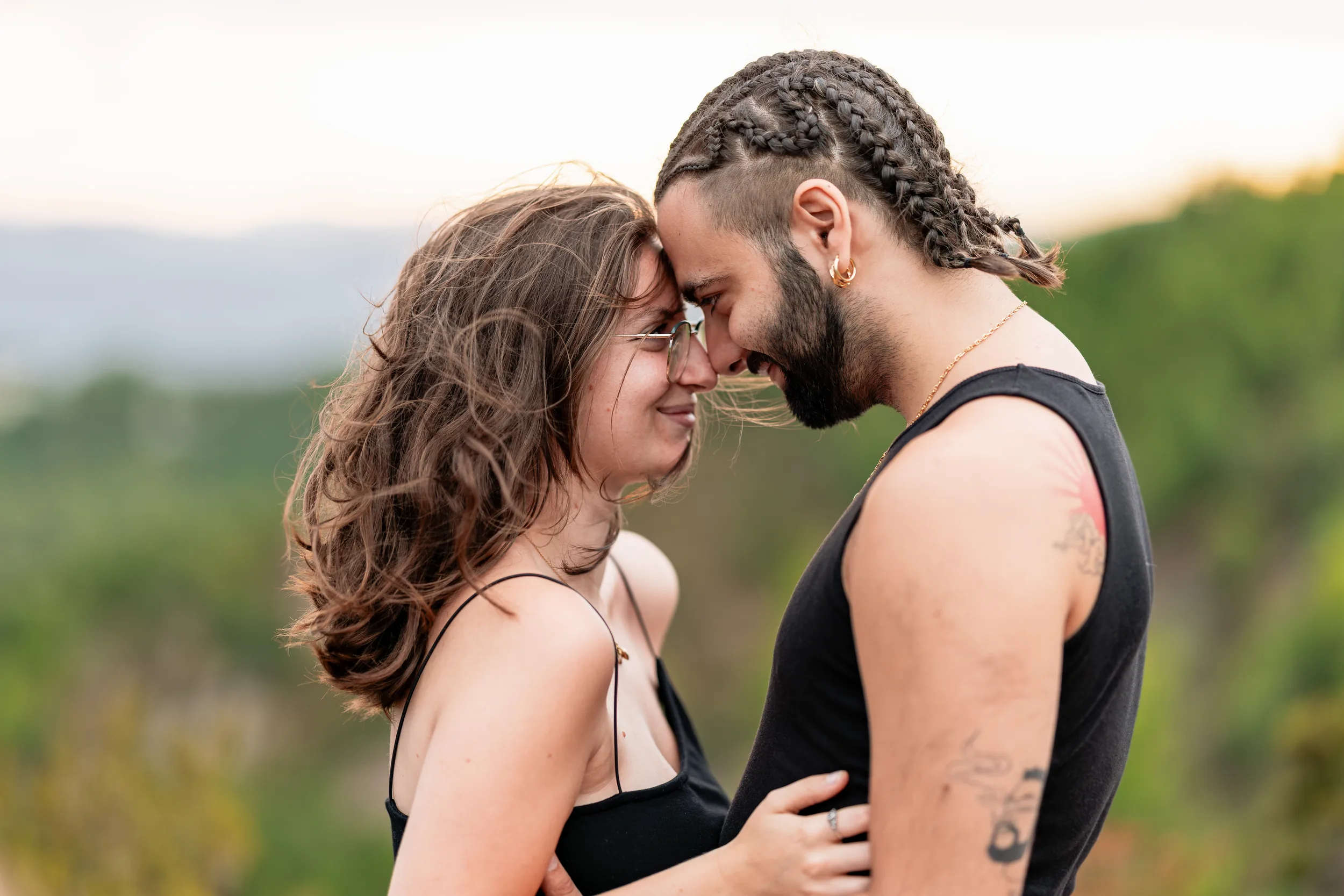 Couple front contre front sur le sentier de Cap Garonne au Pradet