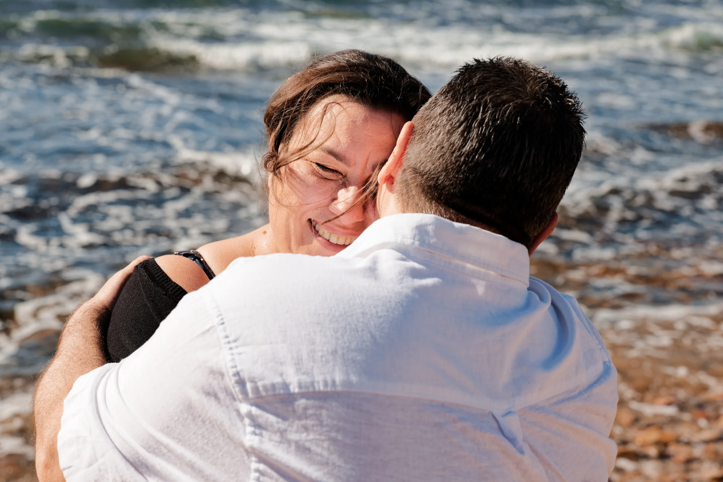 Couple qui rit pendant une séance au bord de la mer