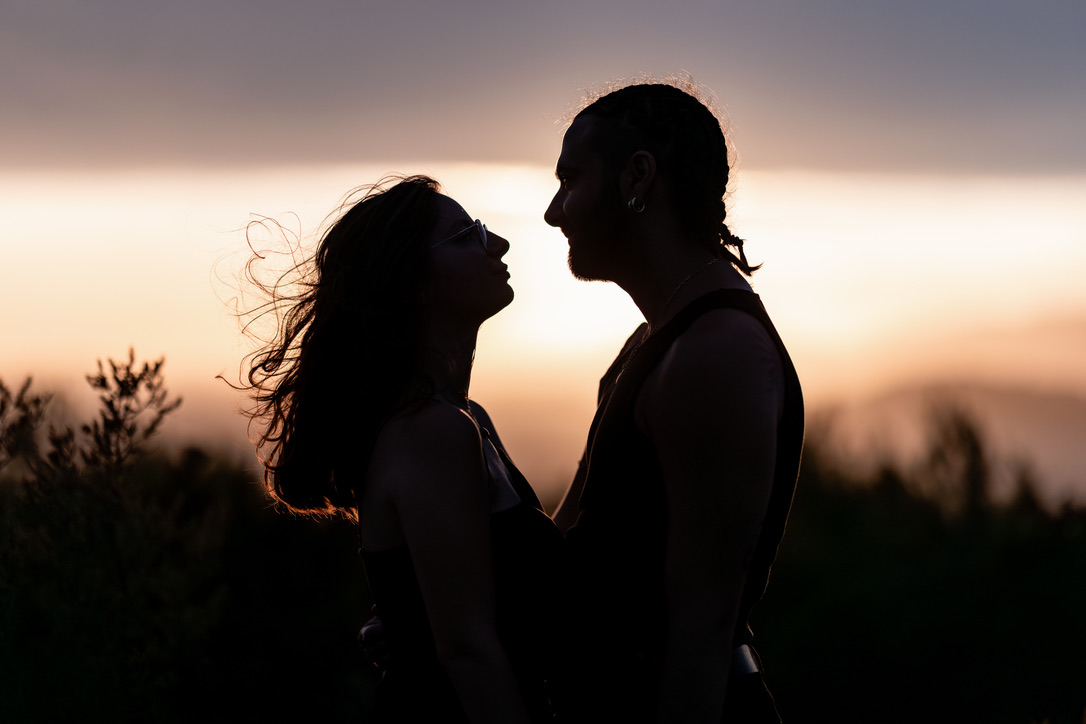 Silhouette d'un couple face à face au coucher du soleil à La Farlède