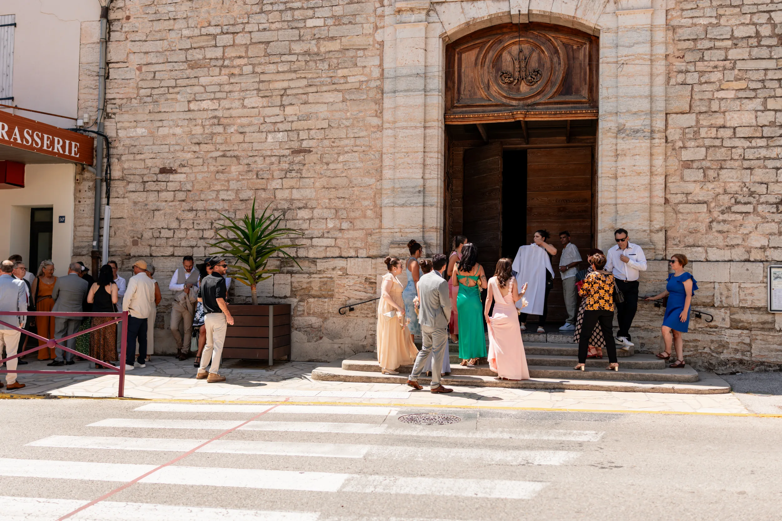 Invités devant l'entrée de l'église de l'Immaculée Conception à La Farlède