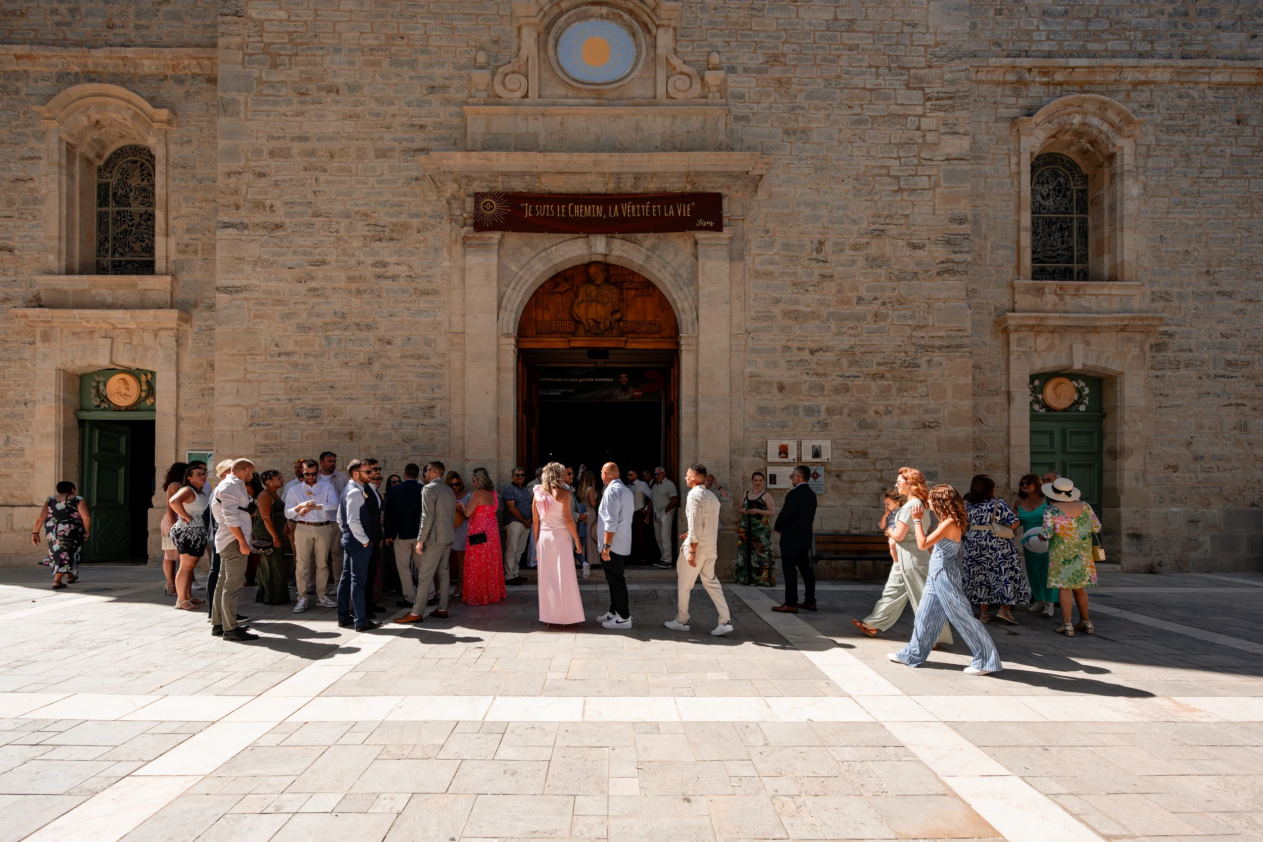 Invités devant la façade de l'église Saint-Jean-Baptiste de Solliès-Pont