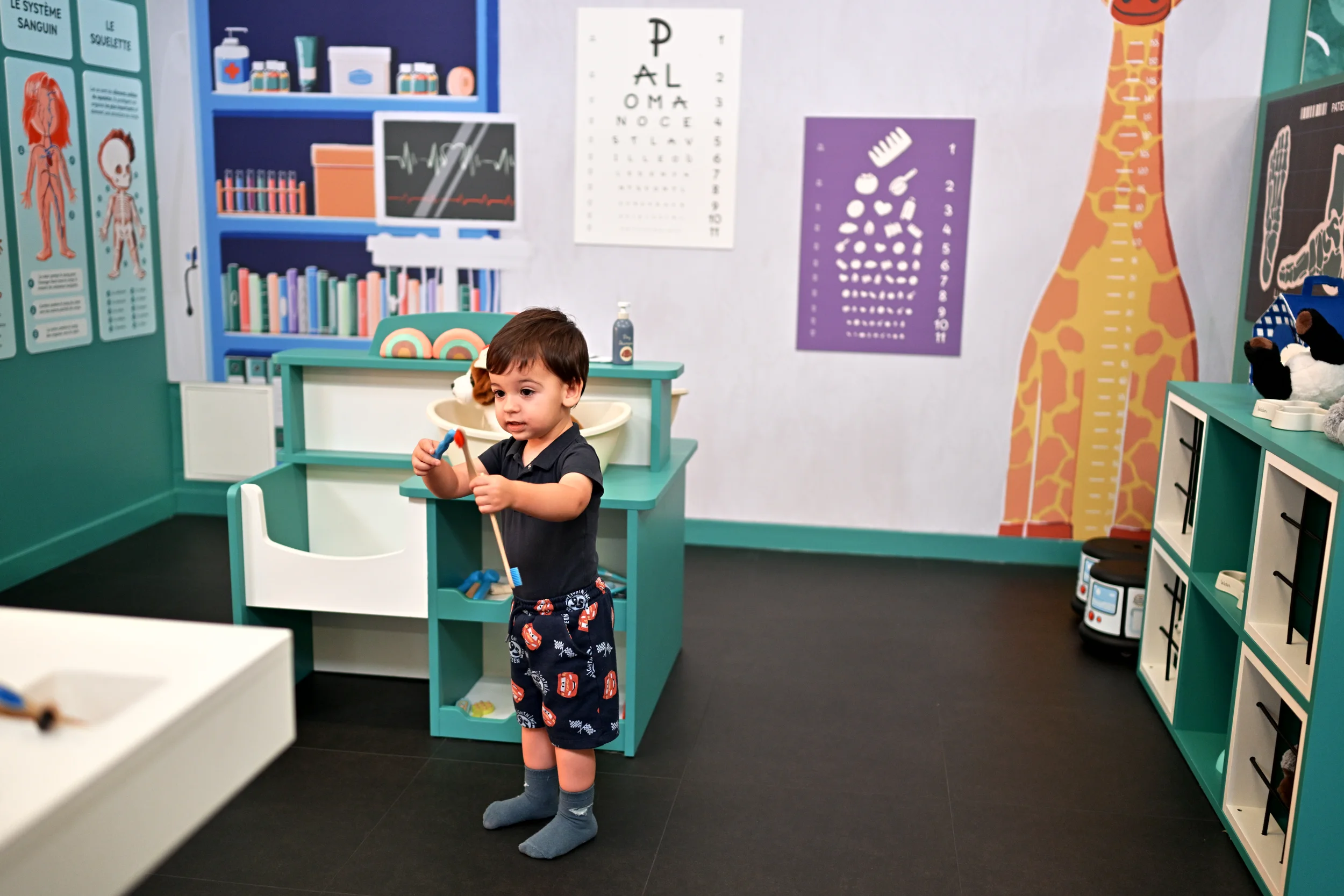 Enfant découvrant les accessoires du cabinet médical de Palomano Toulon