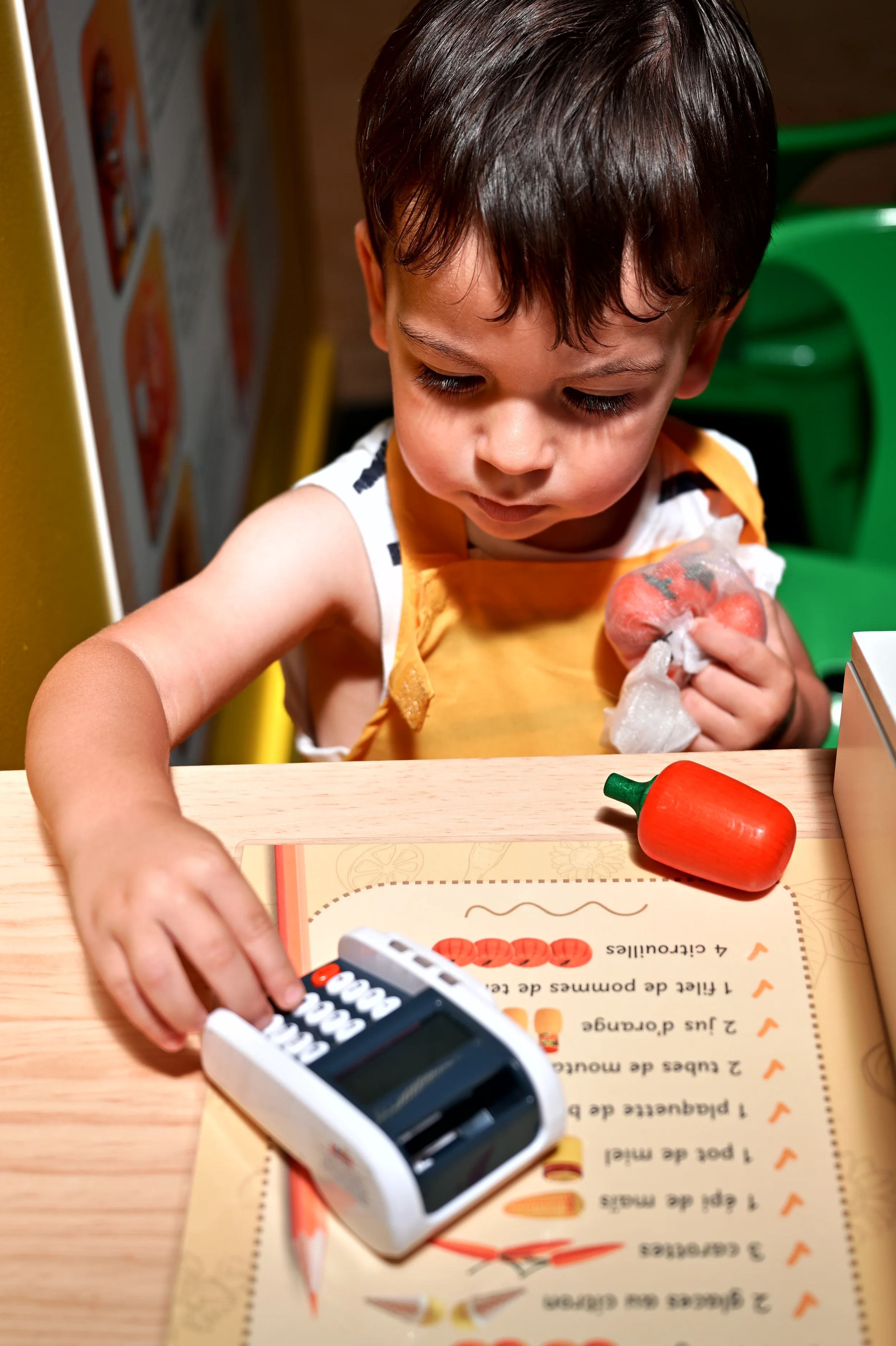 Enfant utilisant le terminal de paiement du supermarché miniature de Palomano Toulon