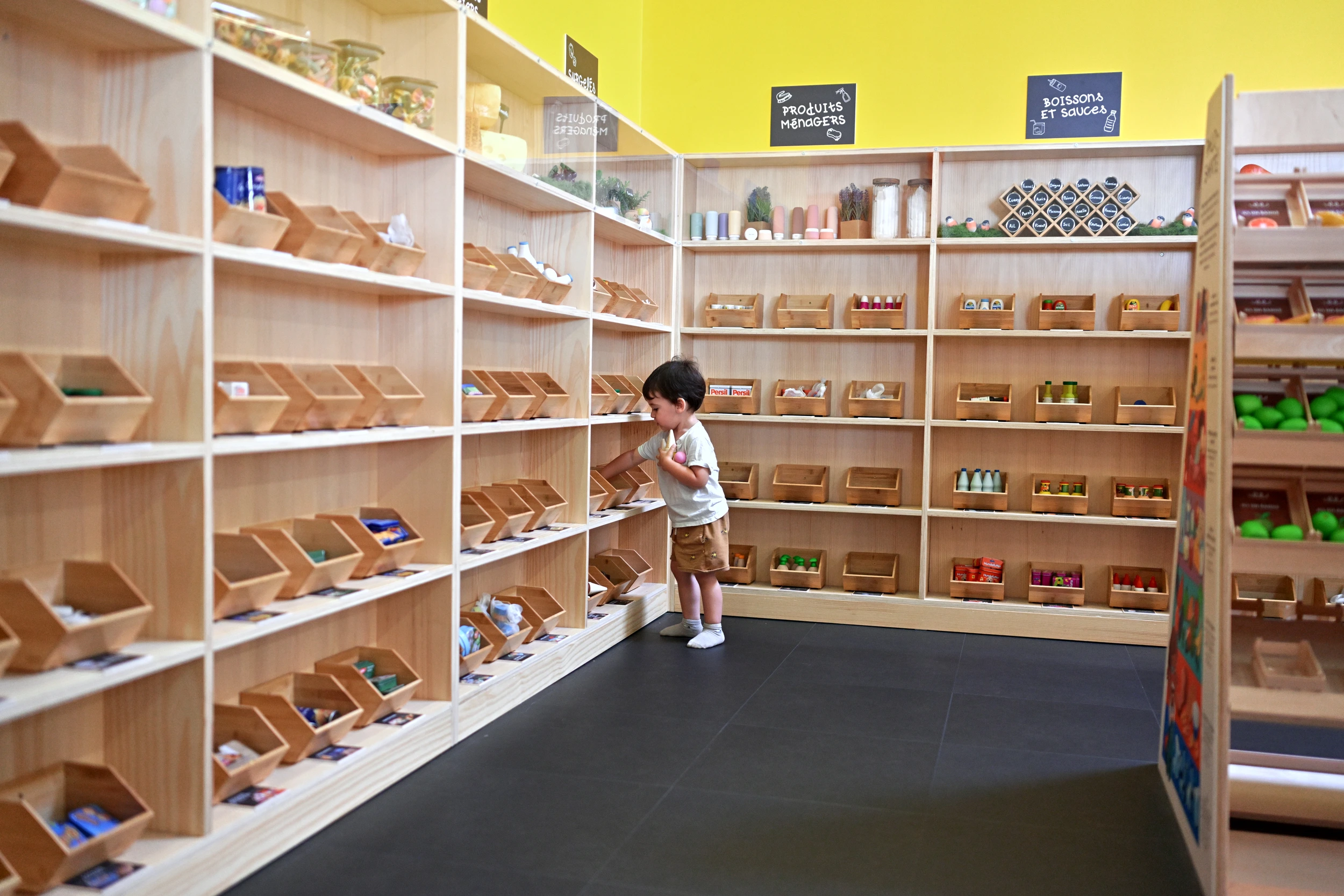 Enfant choisissant des produits dans les rayons du supermarché de Palomano Toulon