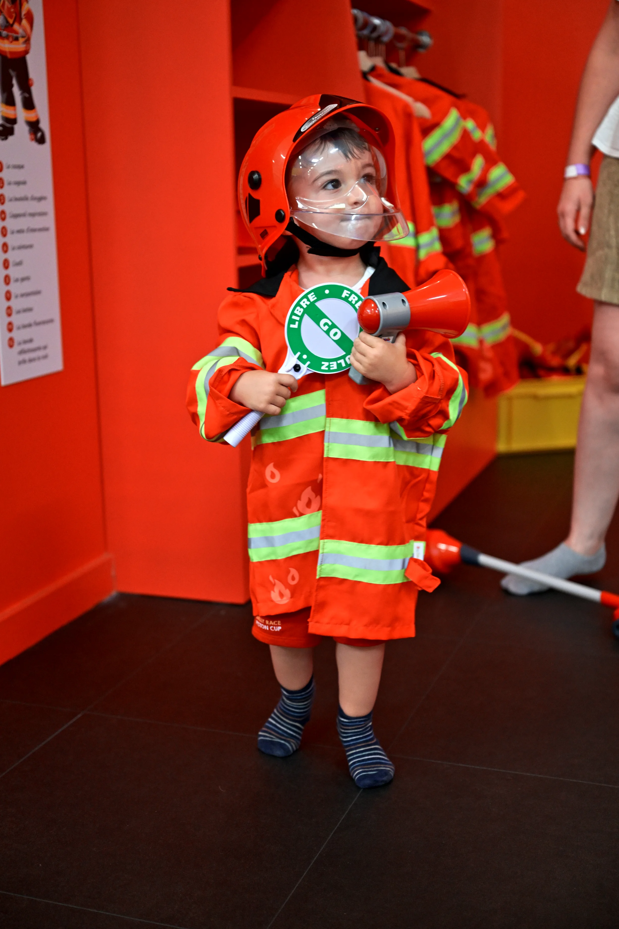 Enfant en tenue de pompier avec casque et mégaphone à Palomano Toulon
