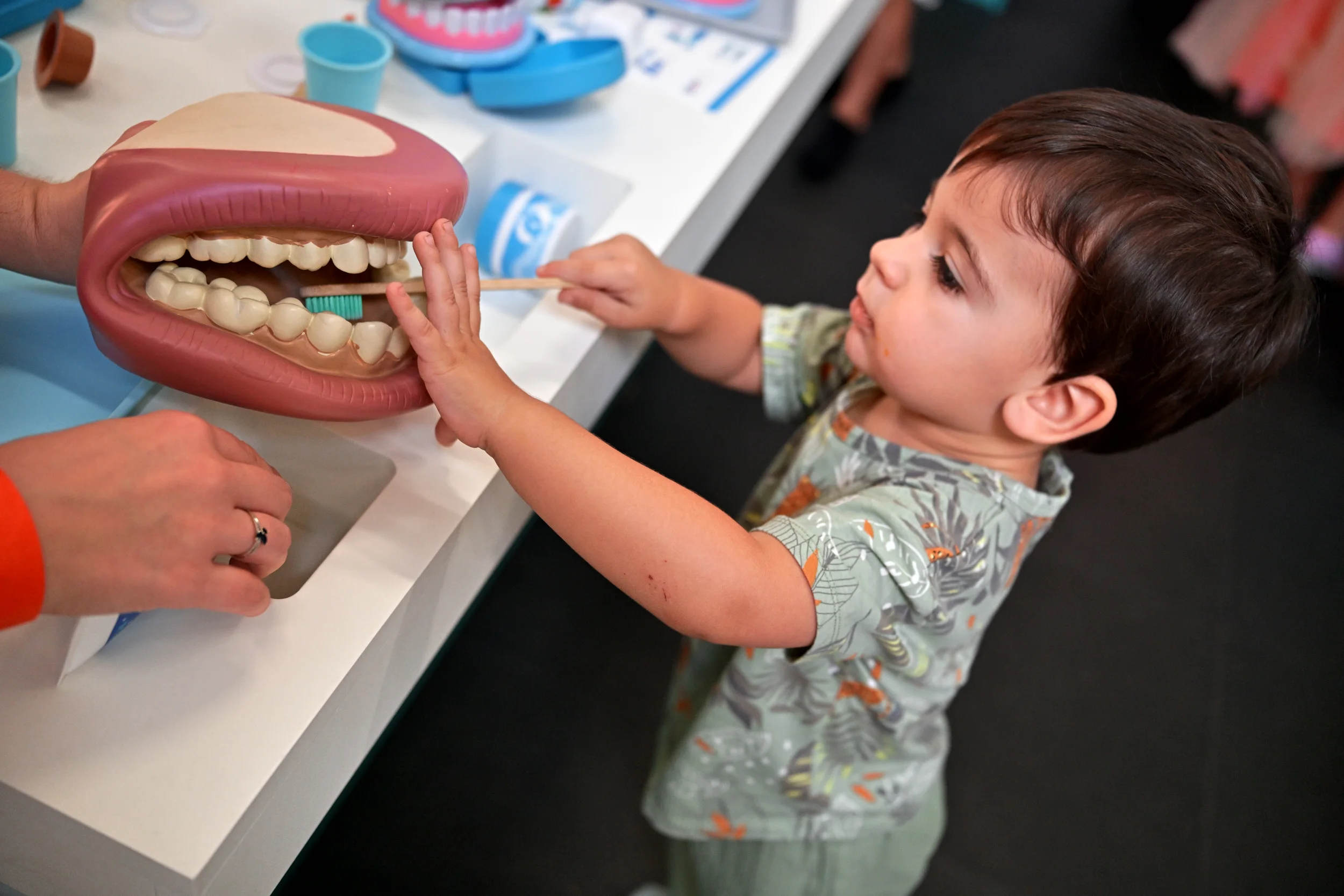 Enfant découvrant le matériel de dentiste dans l’univers hôpital de Palomano Toulon