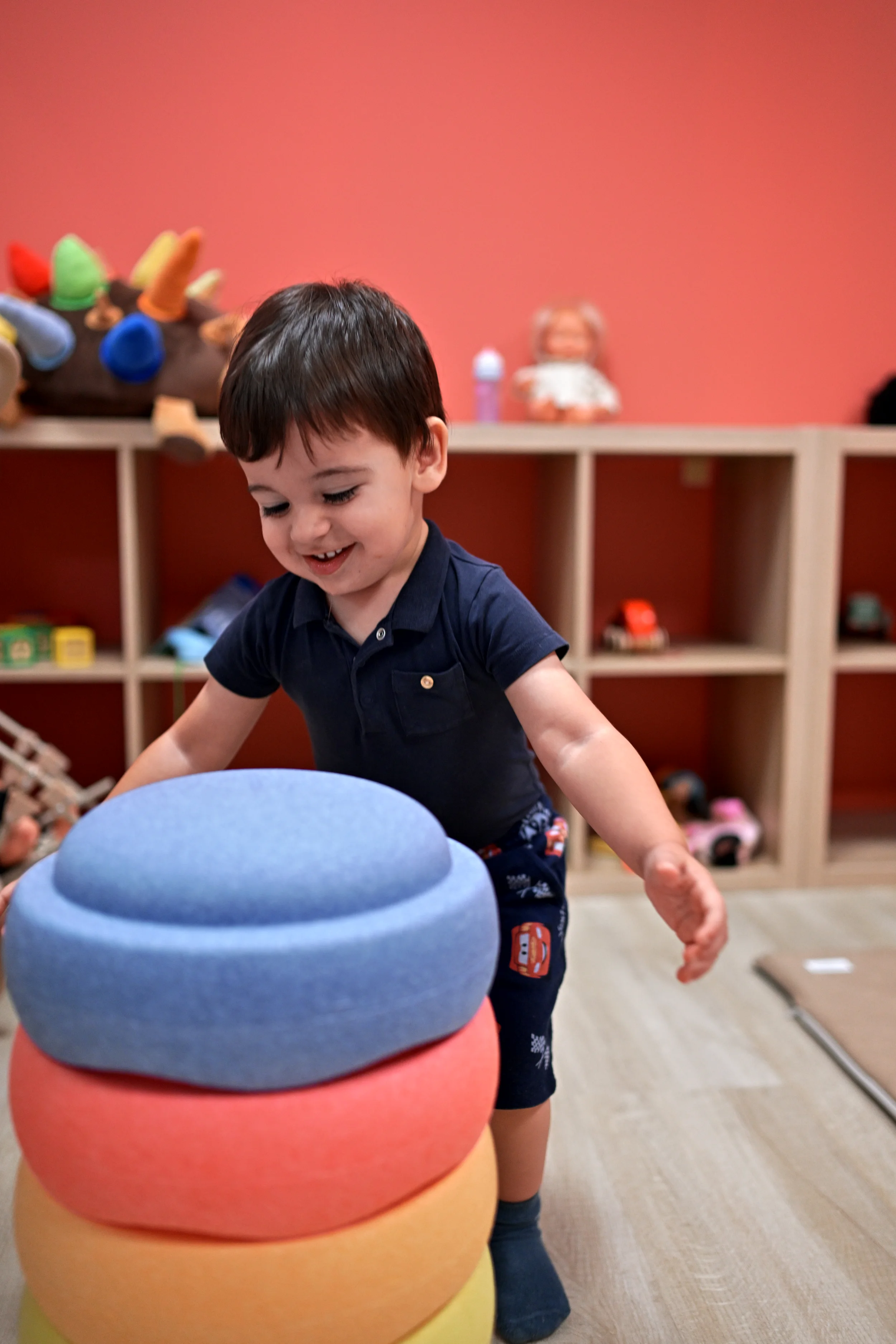 Enfant empilant des formes souples dans l’espace des tout-petits de Palomano Toulon