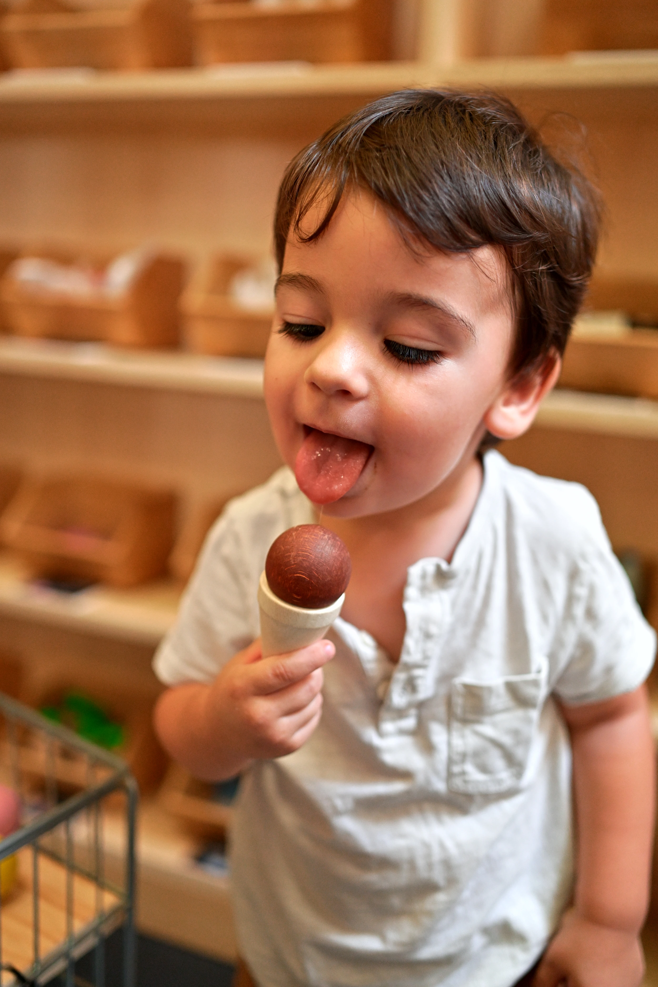 Enfant jouant à goûter une glace au chocolat à Palomano Toulon