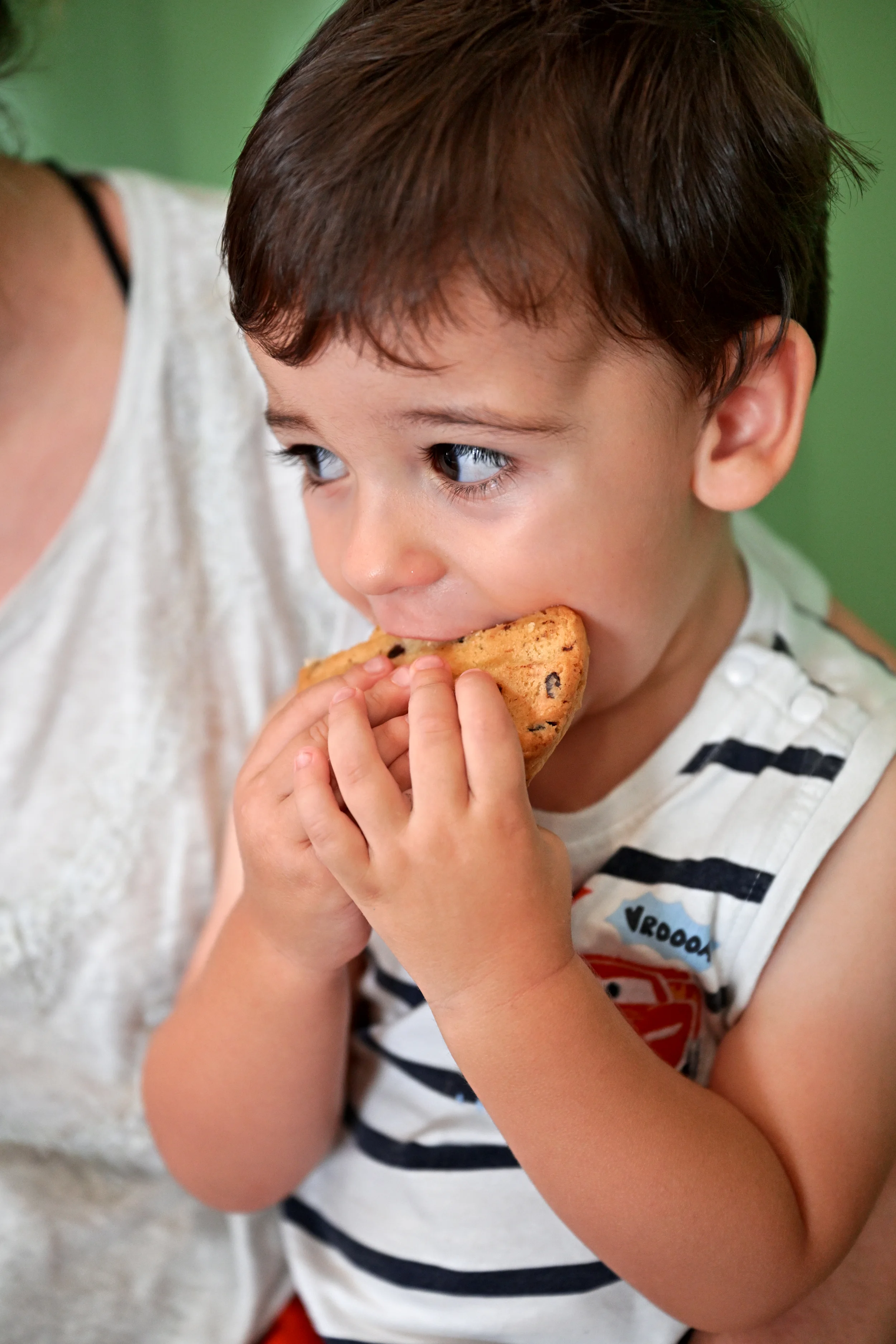 Enfant mangeant un cookie pendant une pause en famille à Palomano Toulon