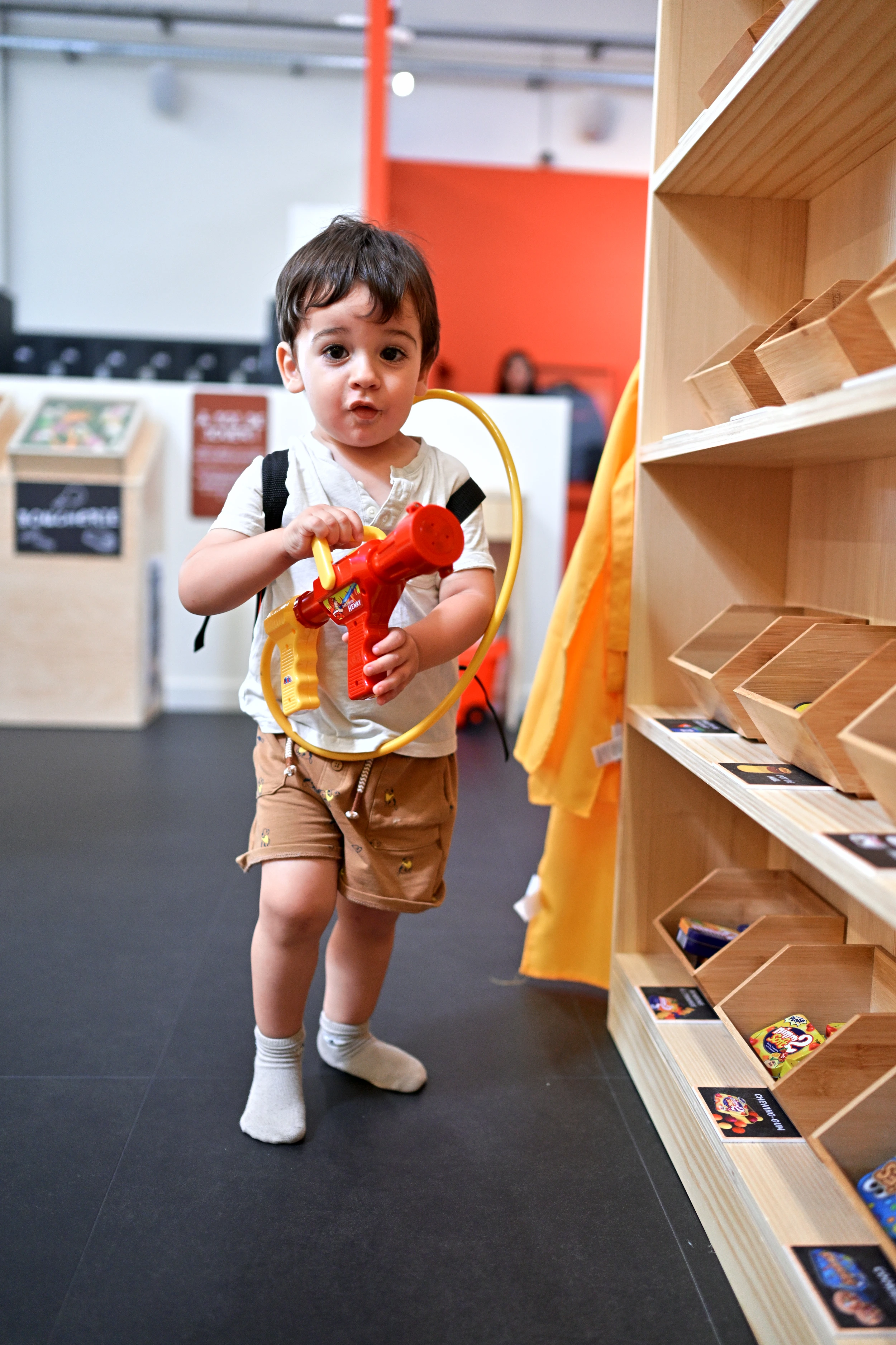 Enfant explorant un accessoire dans un rayon du supermarché de Palomano Toulon