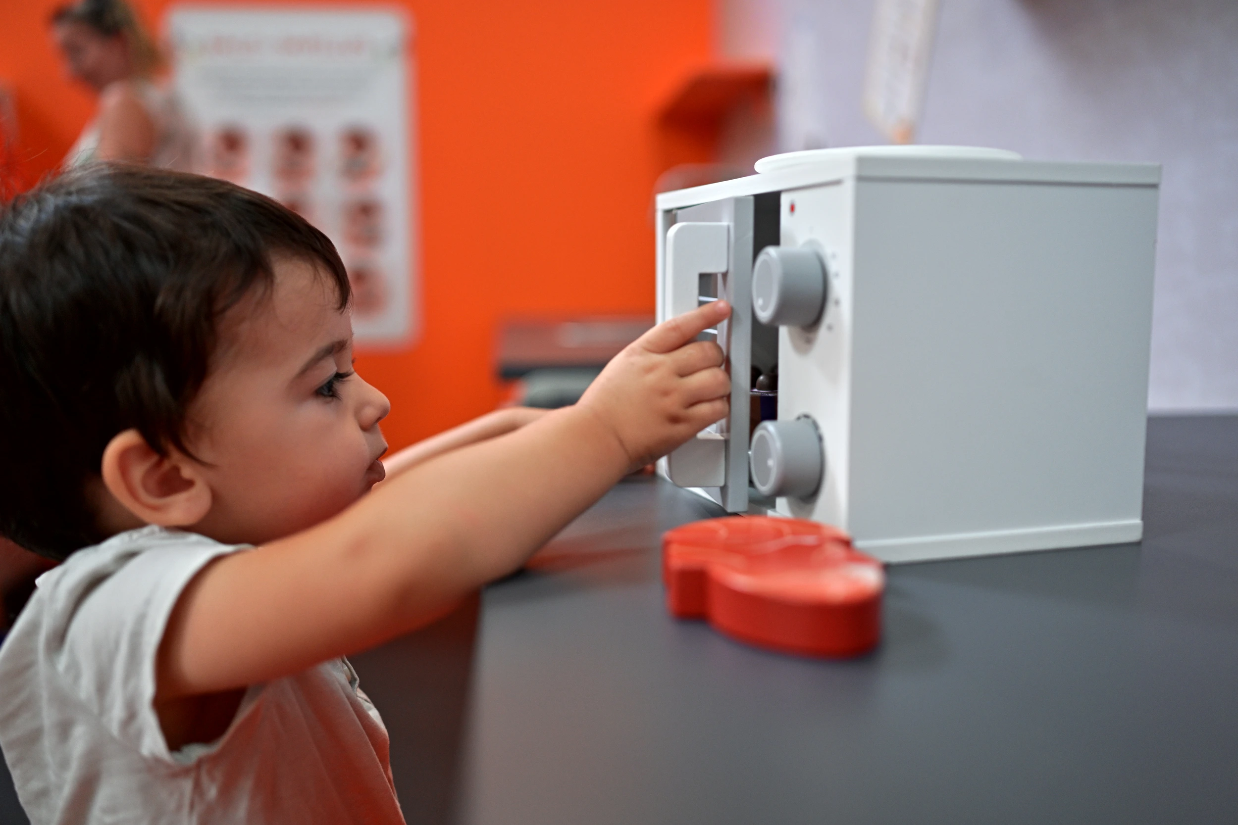Enfant plaçant un petit plat dans le micro-ondes de la cuisine de Palomano Toulon