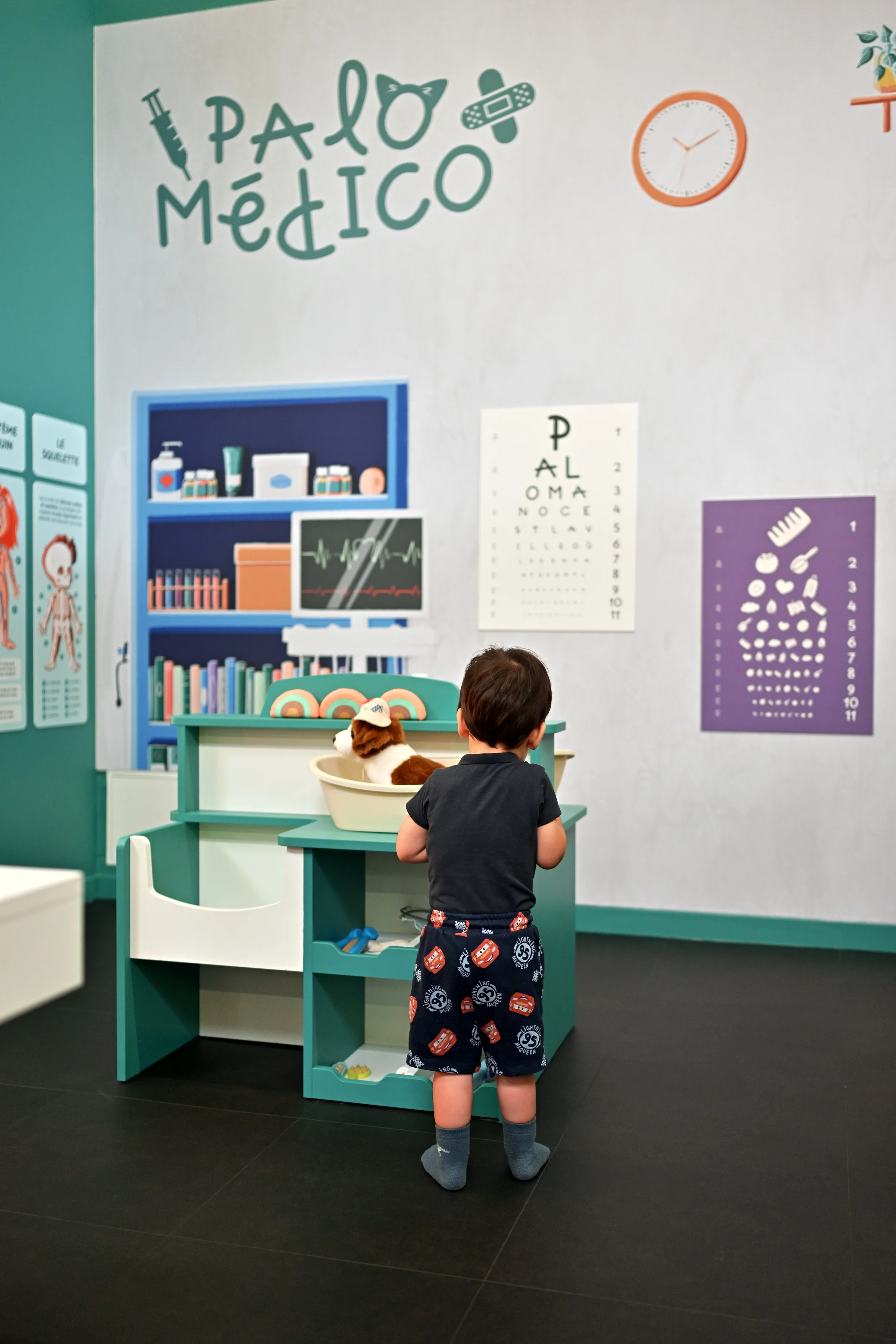Enfant face au décor du cabinet Palo Médico à Palomano Toulon