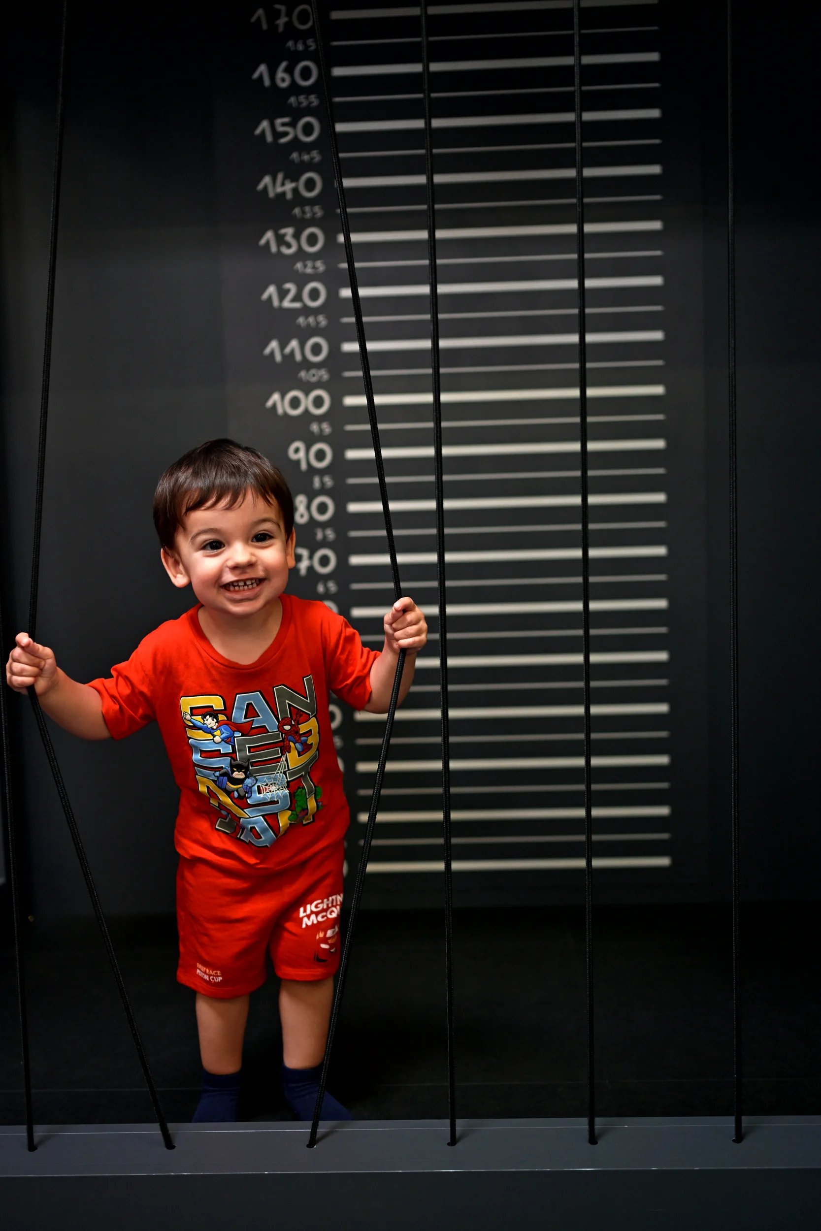 Enfant souriant dans le décor du commissariat de Palomano Toulon