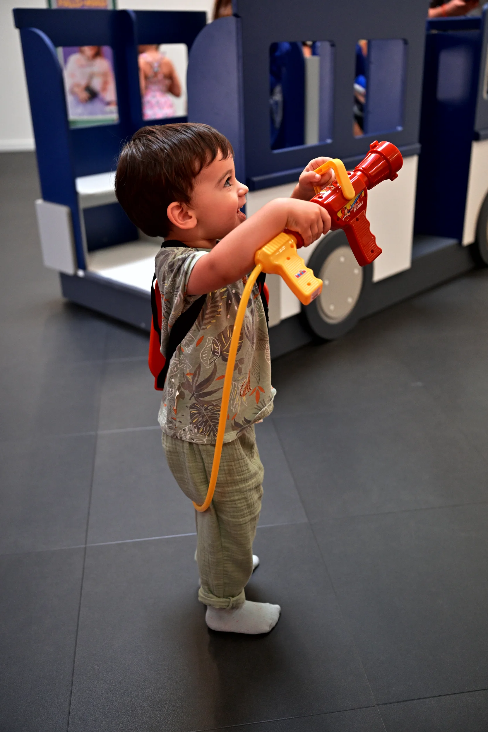 Enfant tenant une lance dans l’univers des pompiers de Palomano Toulon
