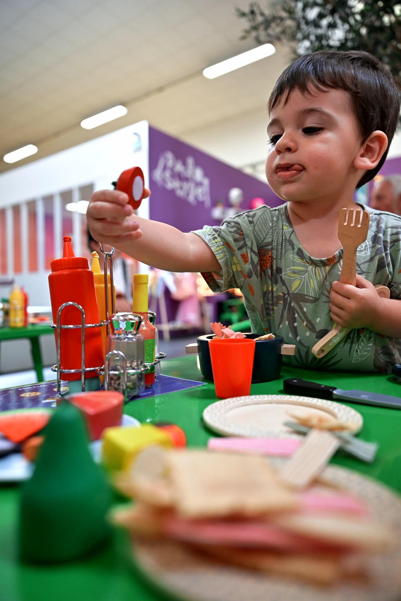 Enfant préparant un repas dans l’univers restaurant de Palomano Toulon