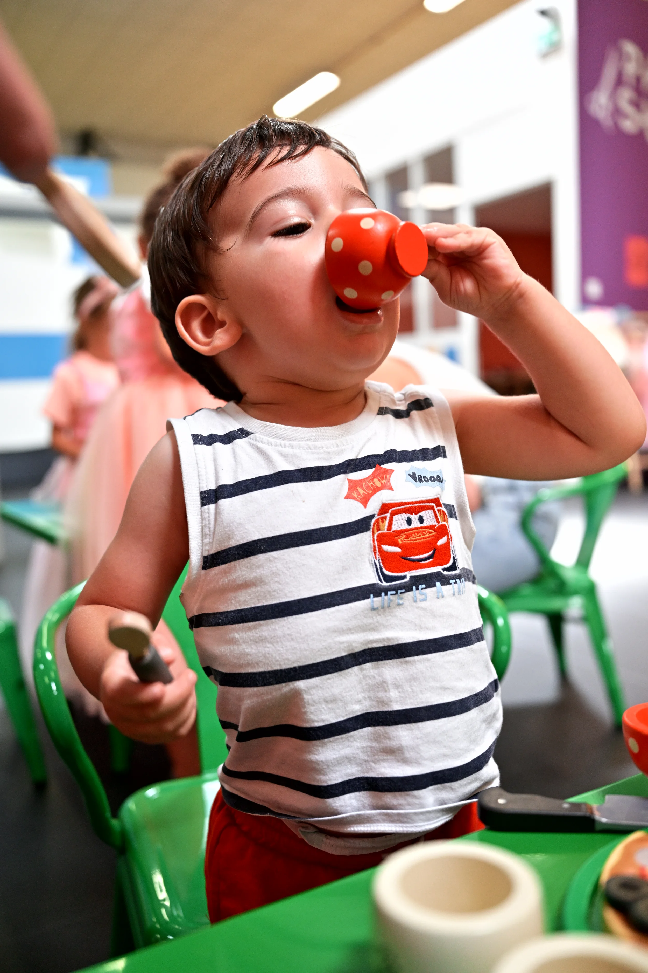 Enfant buvant dans une petite tasse dans l’univers restaurant de Palomano Toulon