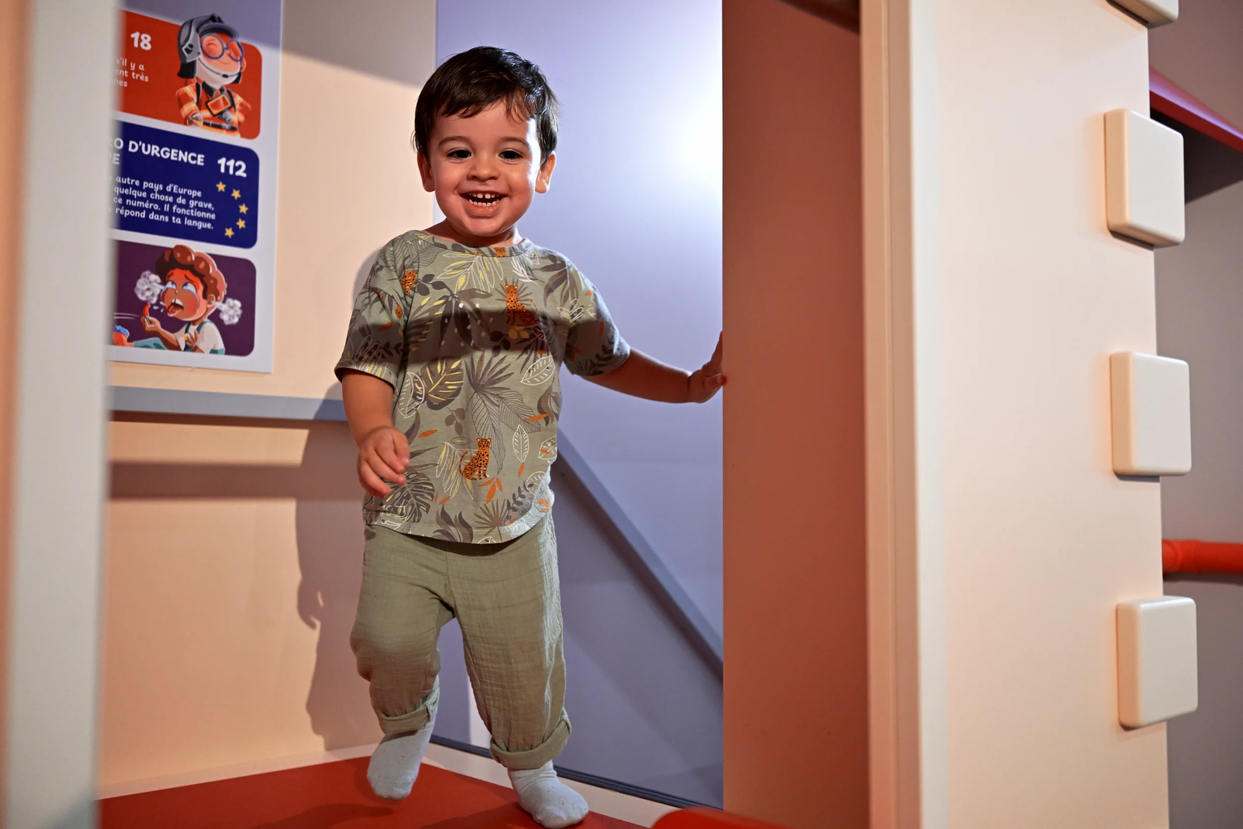Enfant souriant dans un décor de la mini-ville Palomano Toulon