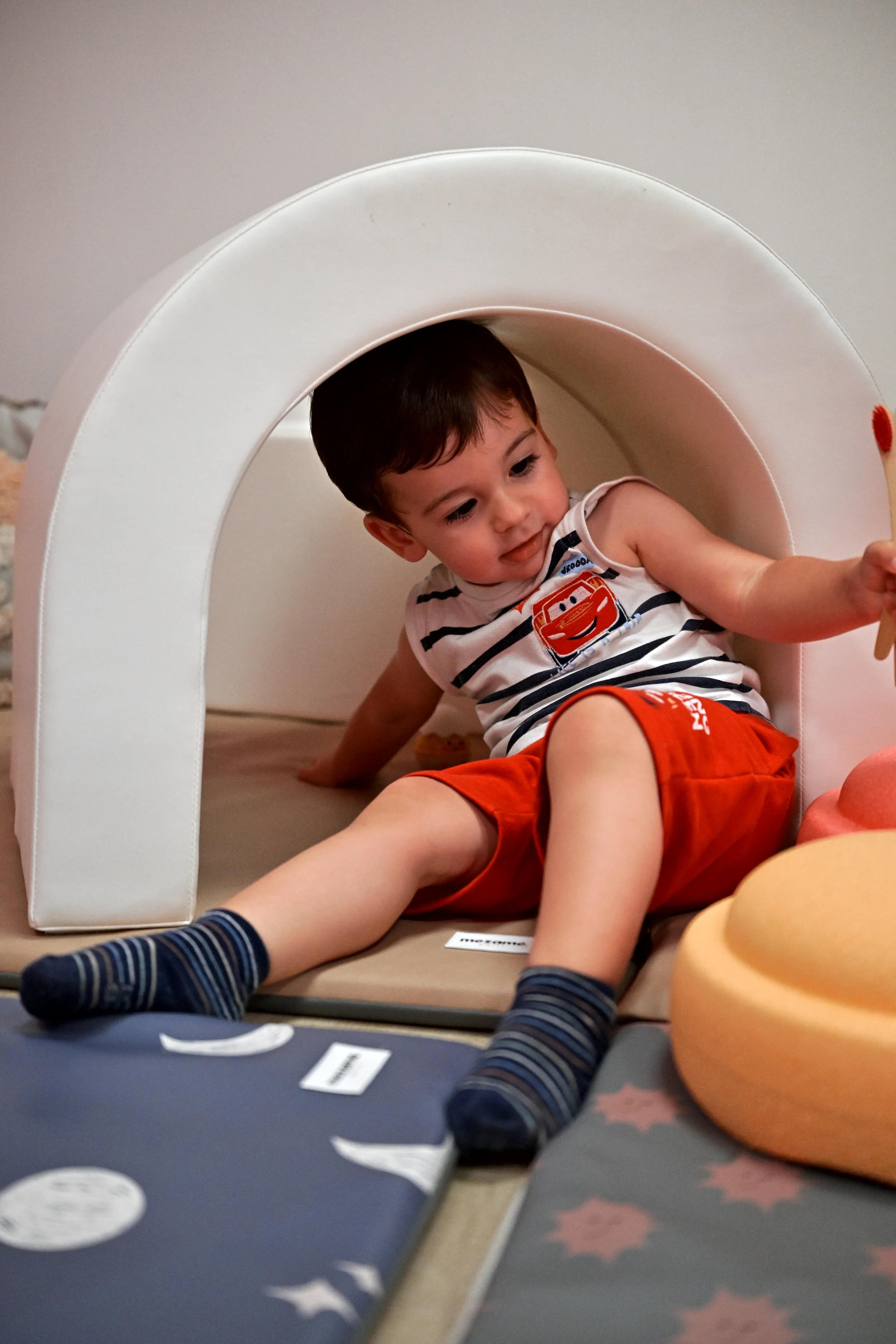 Enfant explorant un tunnel souple dans l’espace des tout-petits à Palomano Toulon