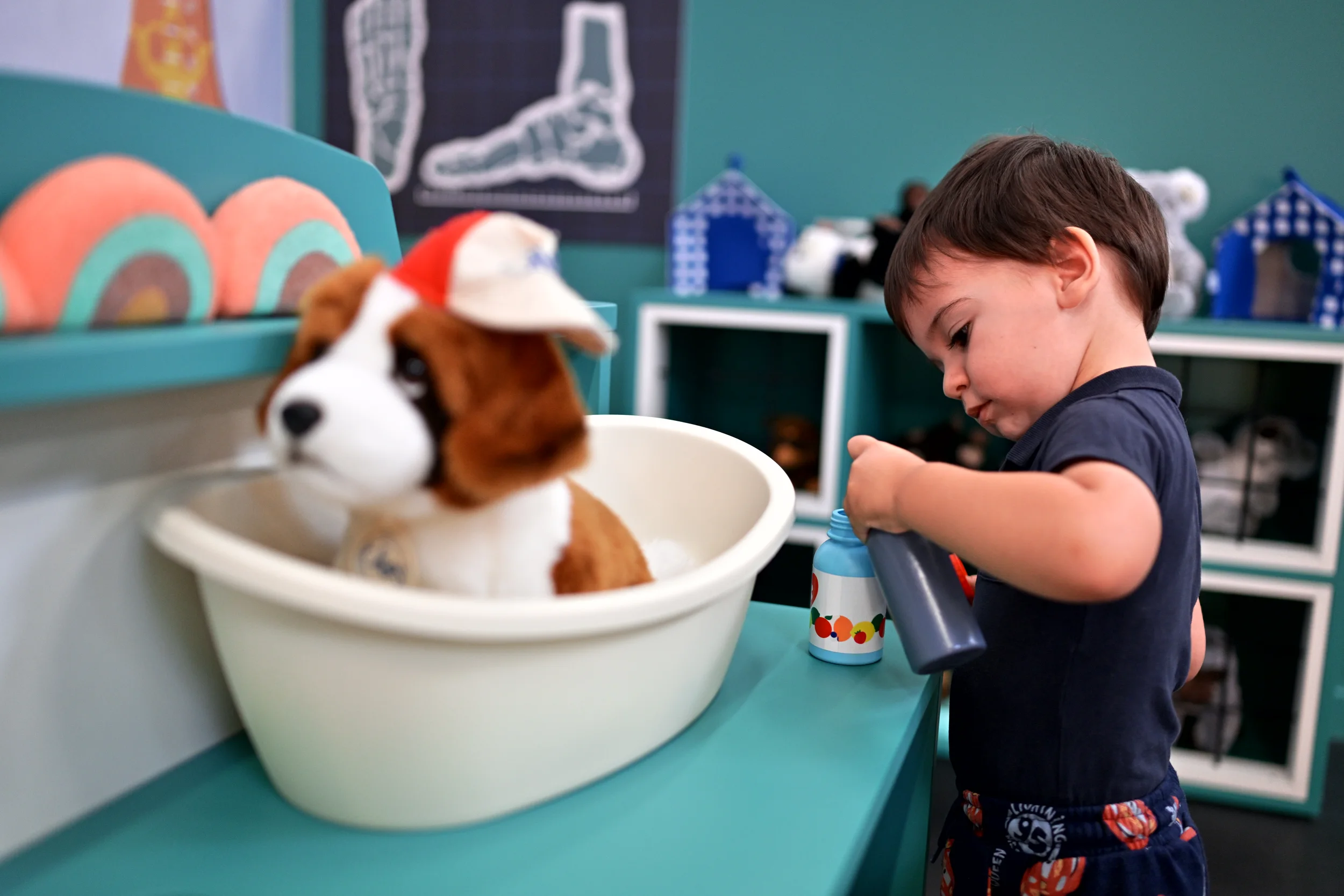 Enfant prenant soin d’un chien en peluche dans la clinique vétérinaire de Palomano Toulon