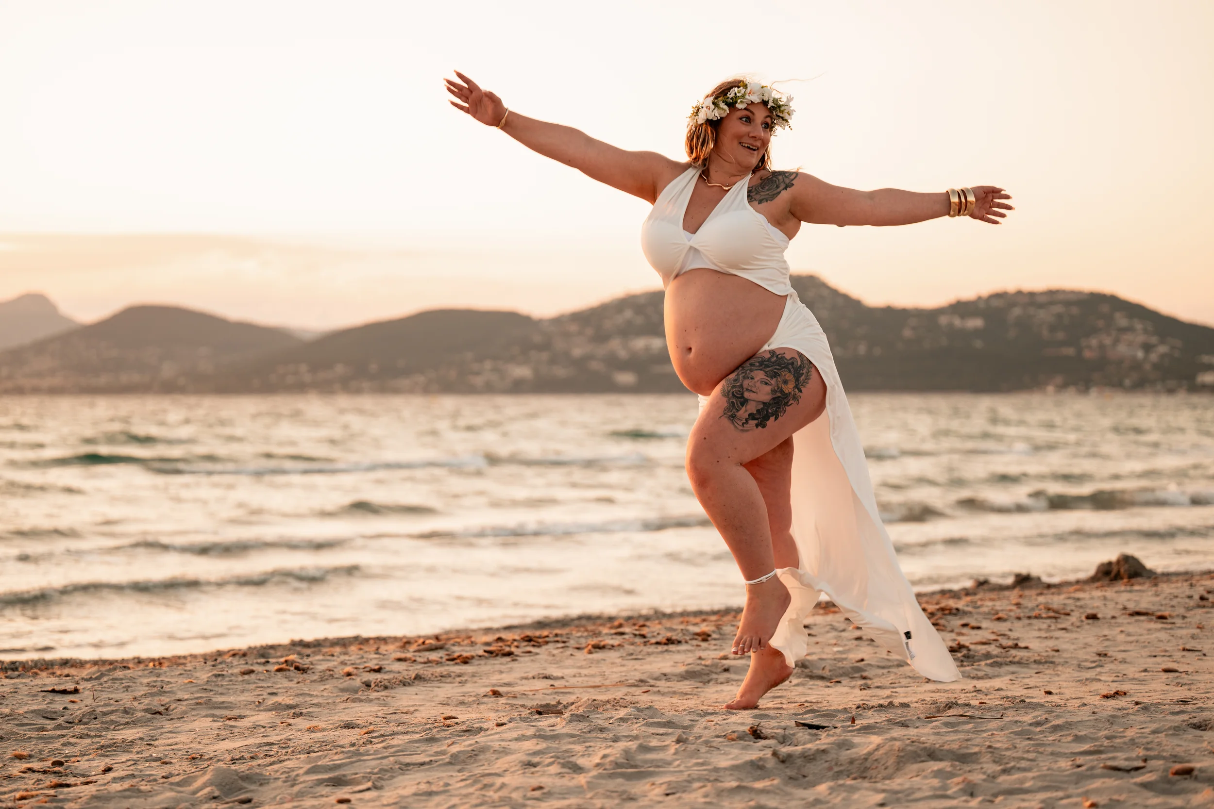 Future maman en mouvement sur la plage de l'Almanarre à Hyères en lumière dorée