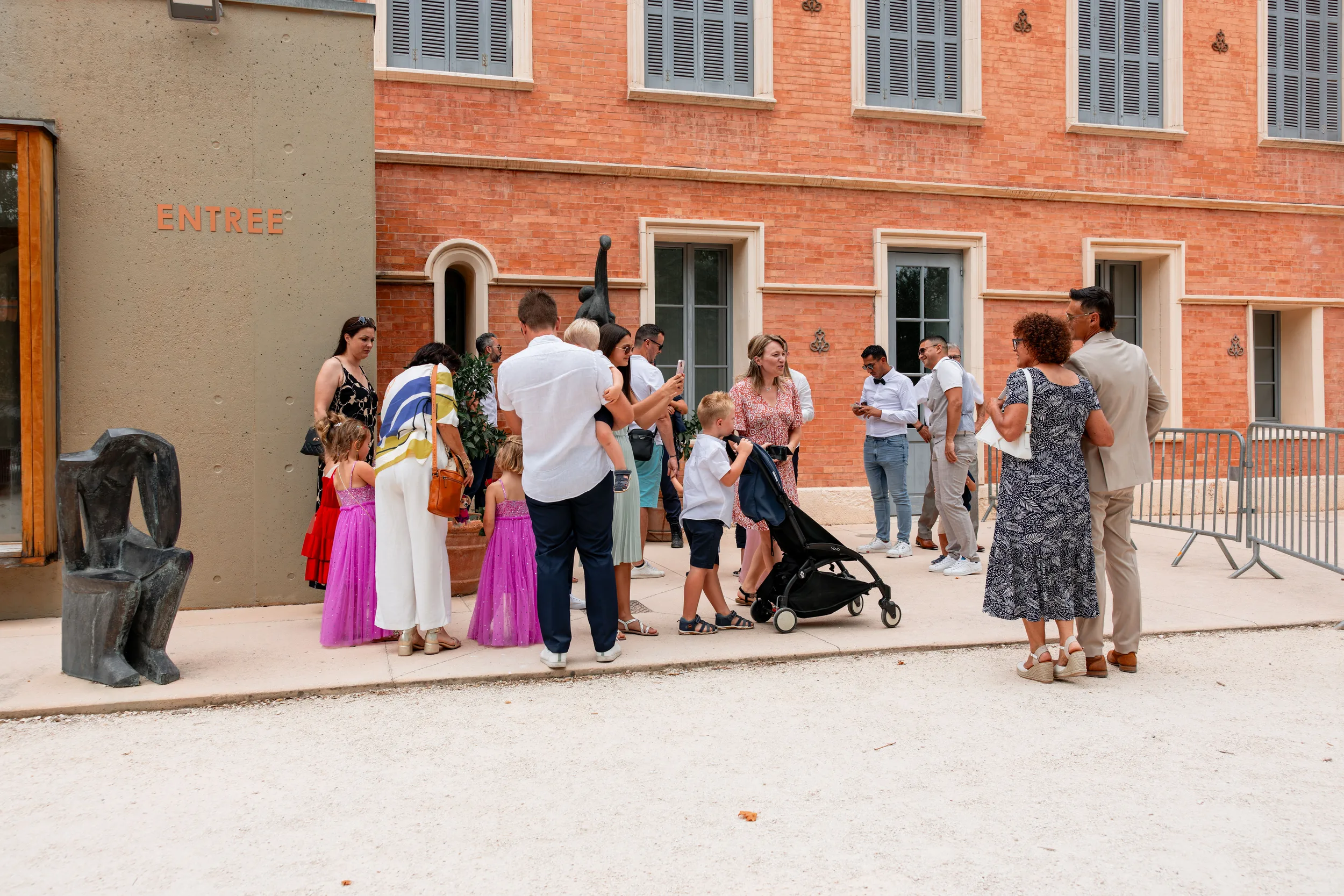 Invités réunis dans la cour du château de Solliès-Pont après un mariage civil