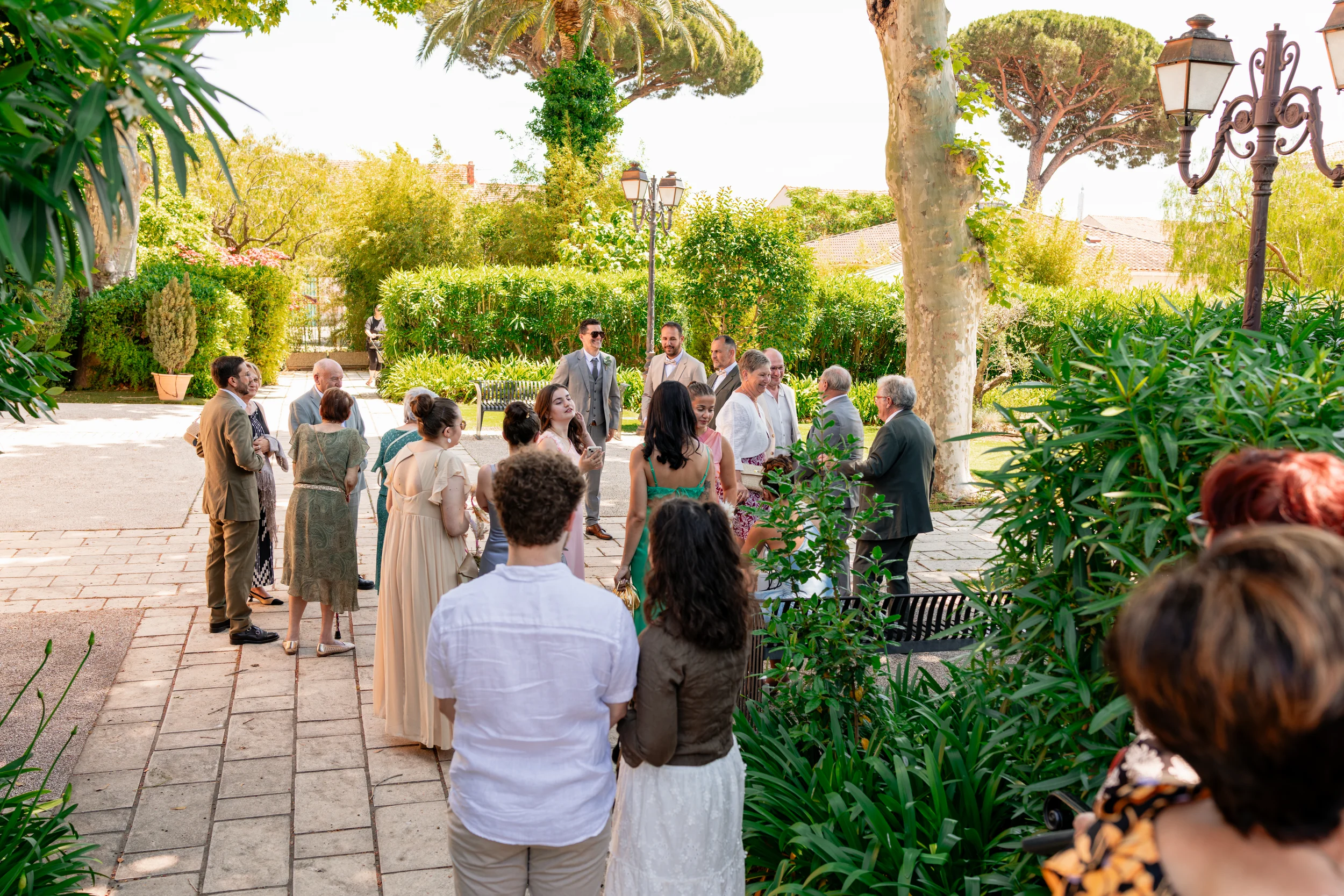 Invités réunis dans le jardin Pagès après un mariage à La Farlède