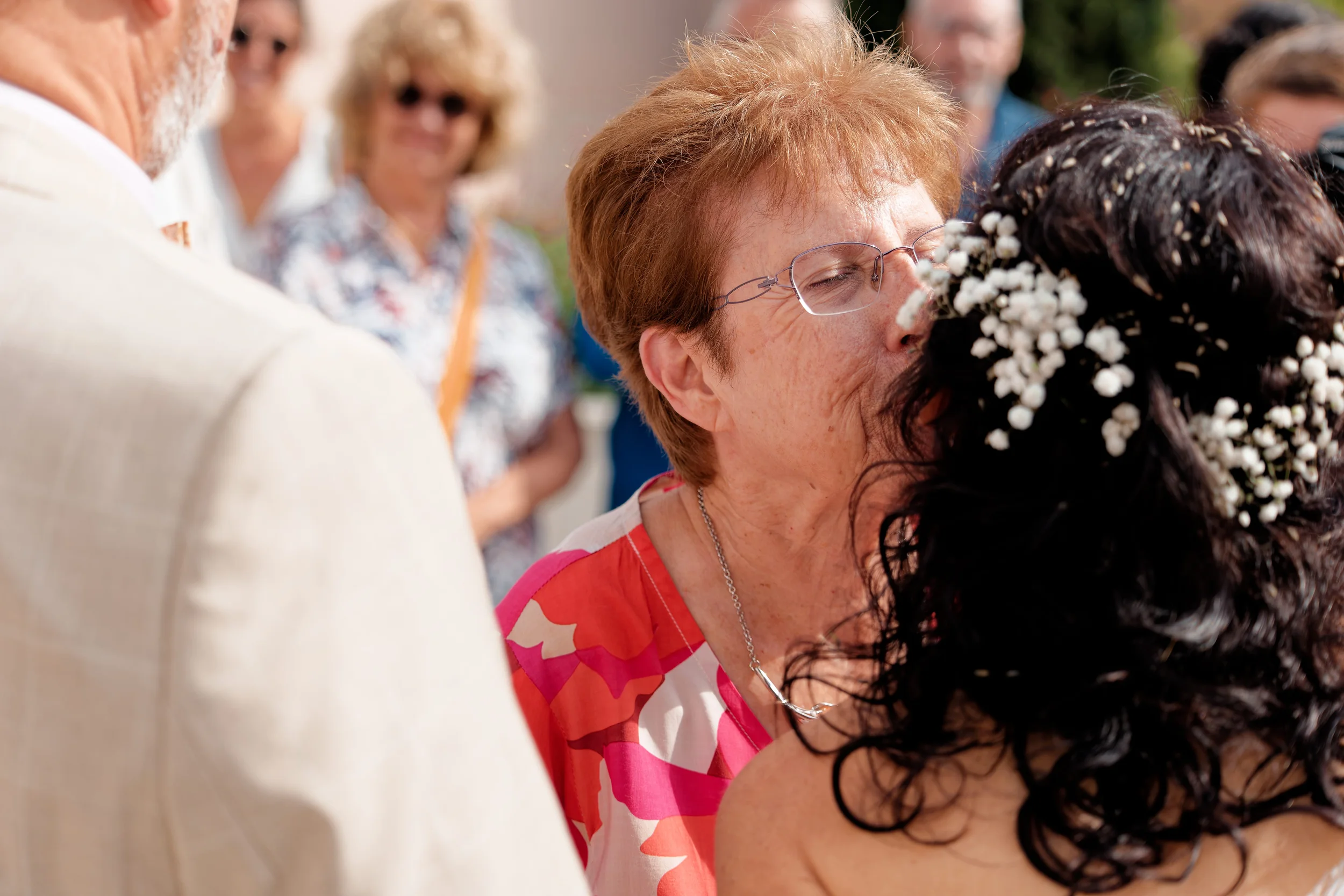 Maman embrassant la mariée pendant la cérémonie