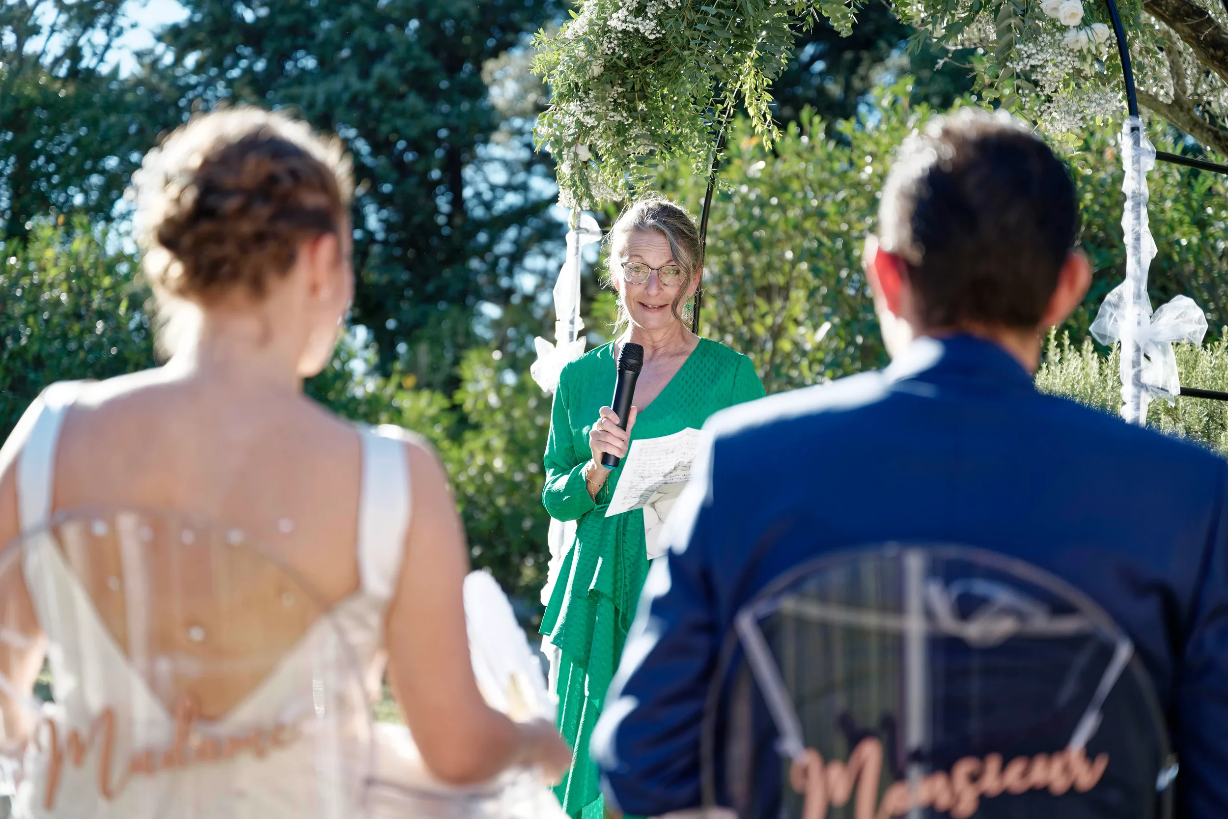 Officiante qui prend la parole pendant une cérémonie laïque de mariage dans le Var