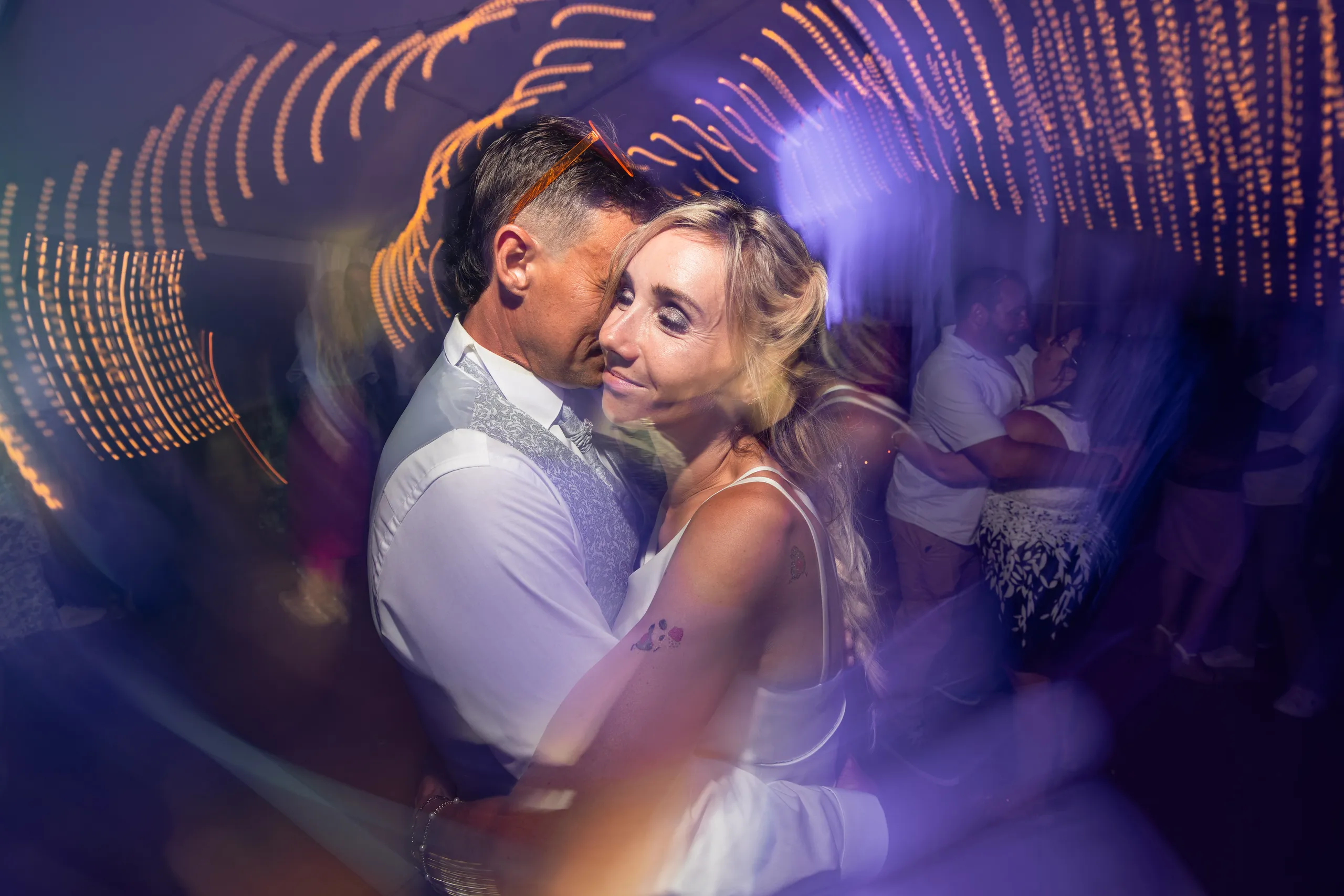 Couple qui danse au milieu de la soirée de mariage