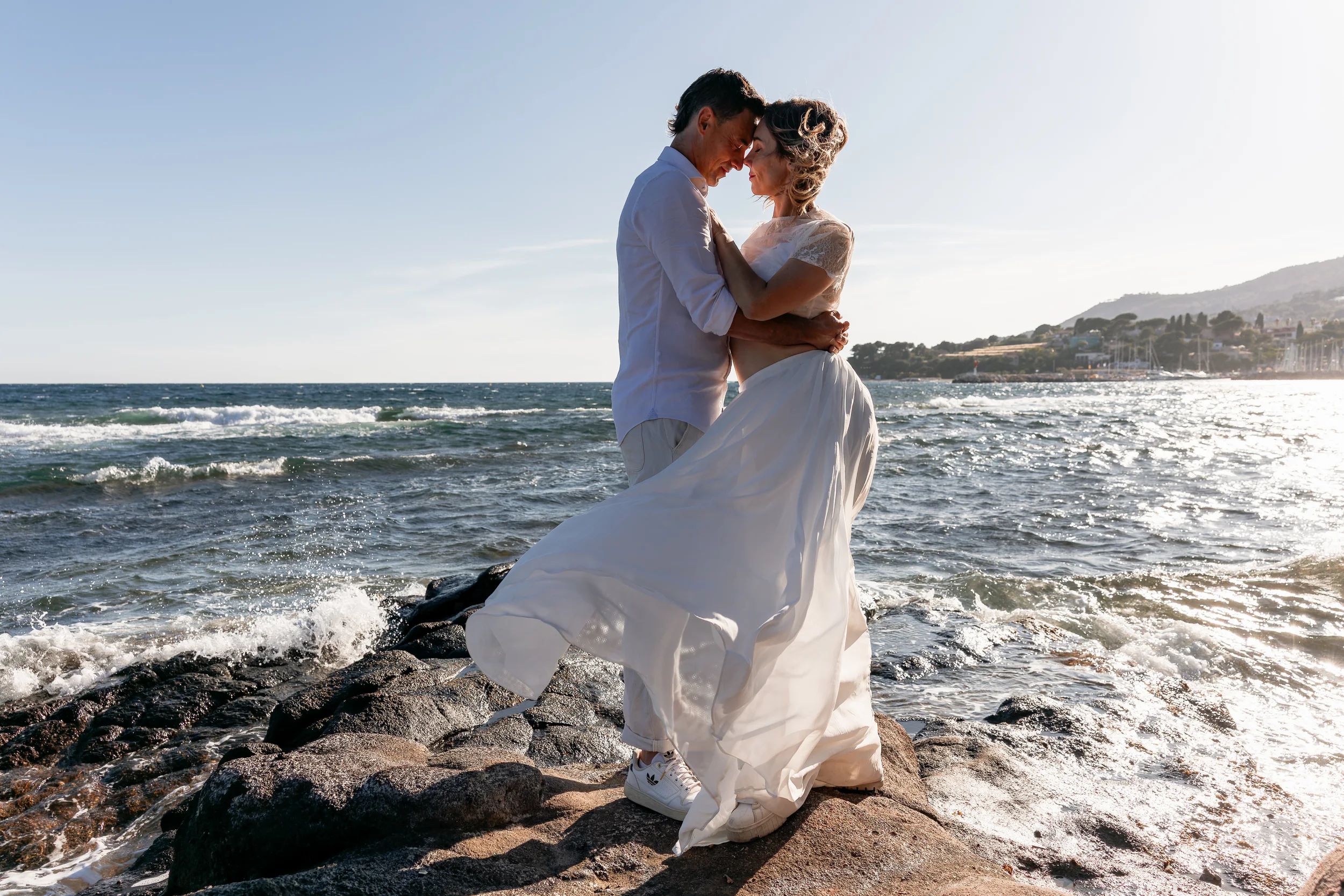 Couple de mariés au bord de la mer dans le Var