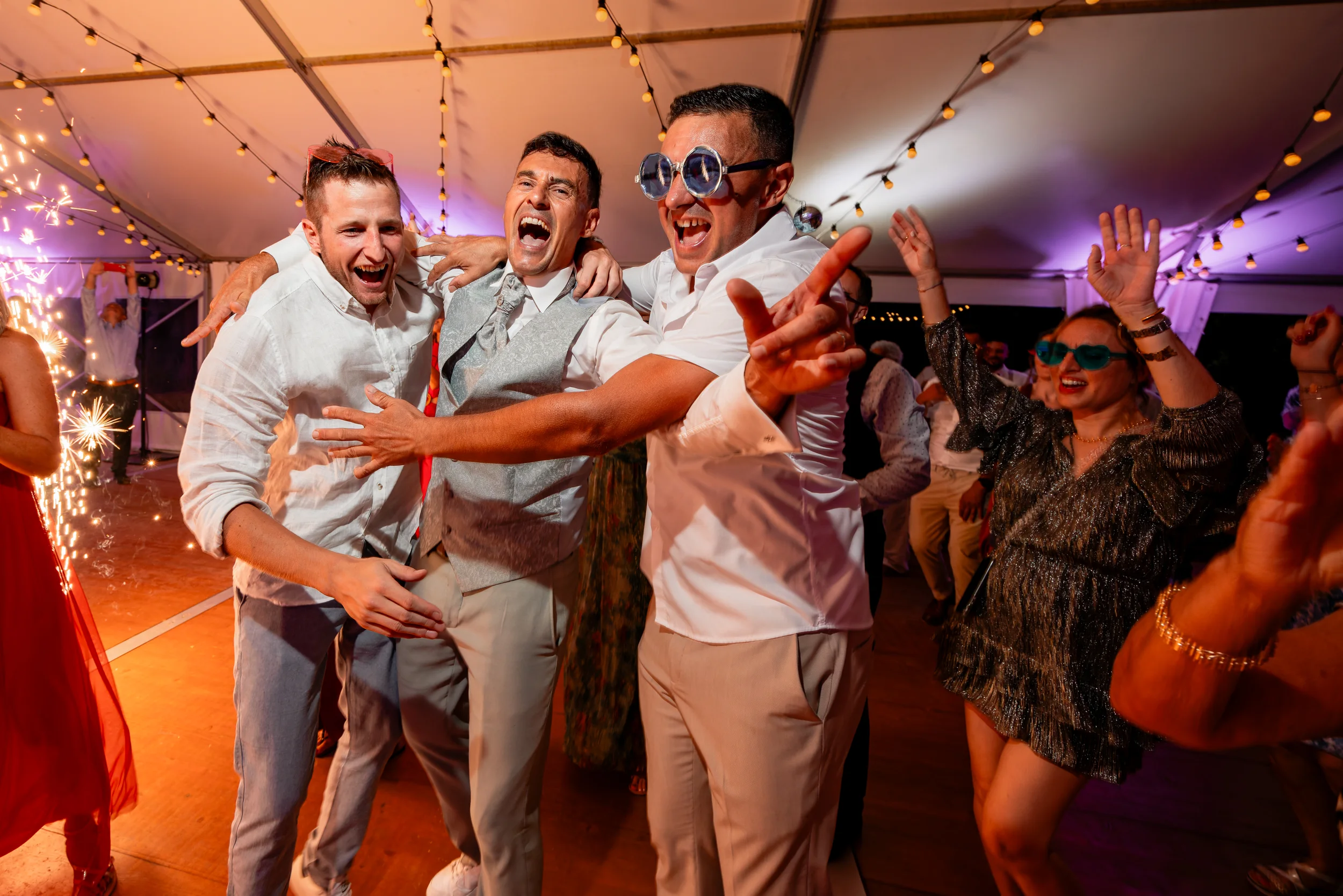 Invités qui dansent pendant la soirée de mariage