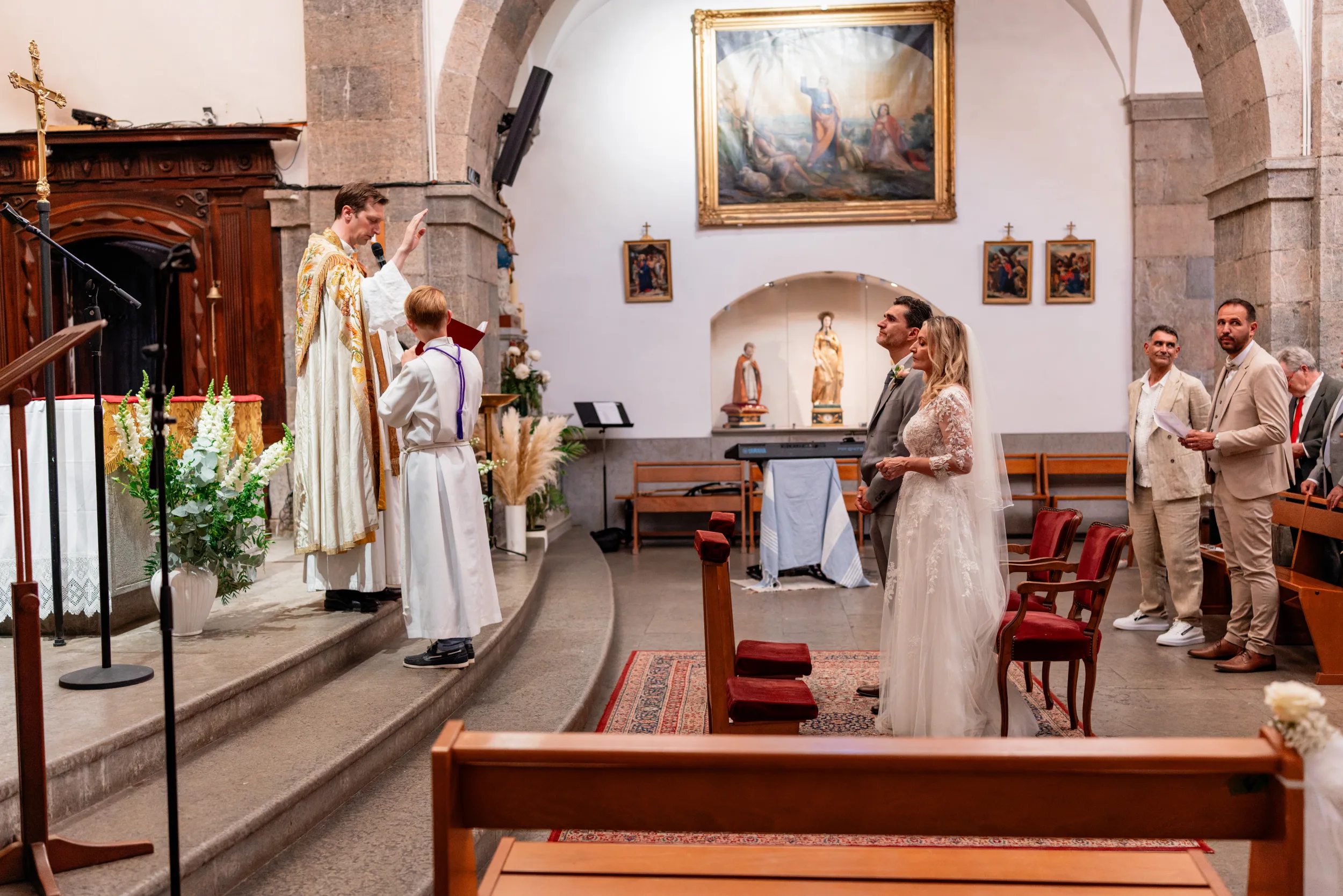 Bénédiction des mariés pendant une cérémonie à l'église de La Farlède