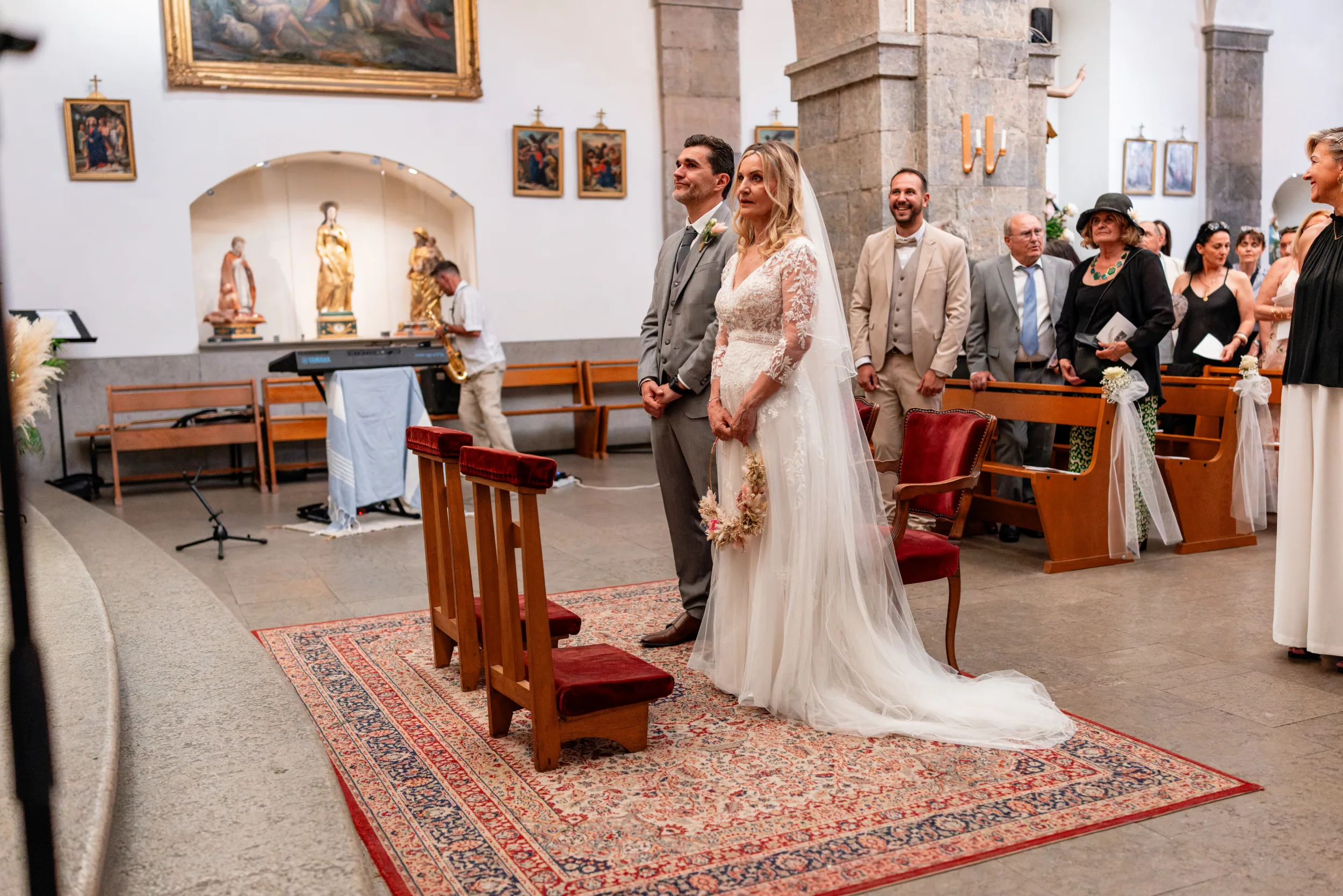 Couple de mariés pendant une cérémonie religieuse à La Farlède