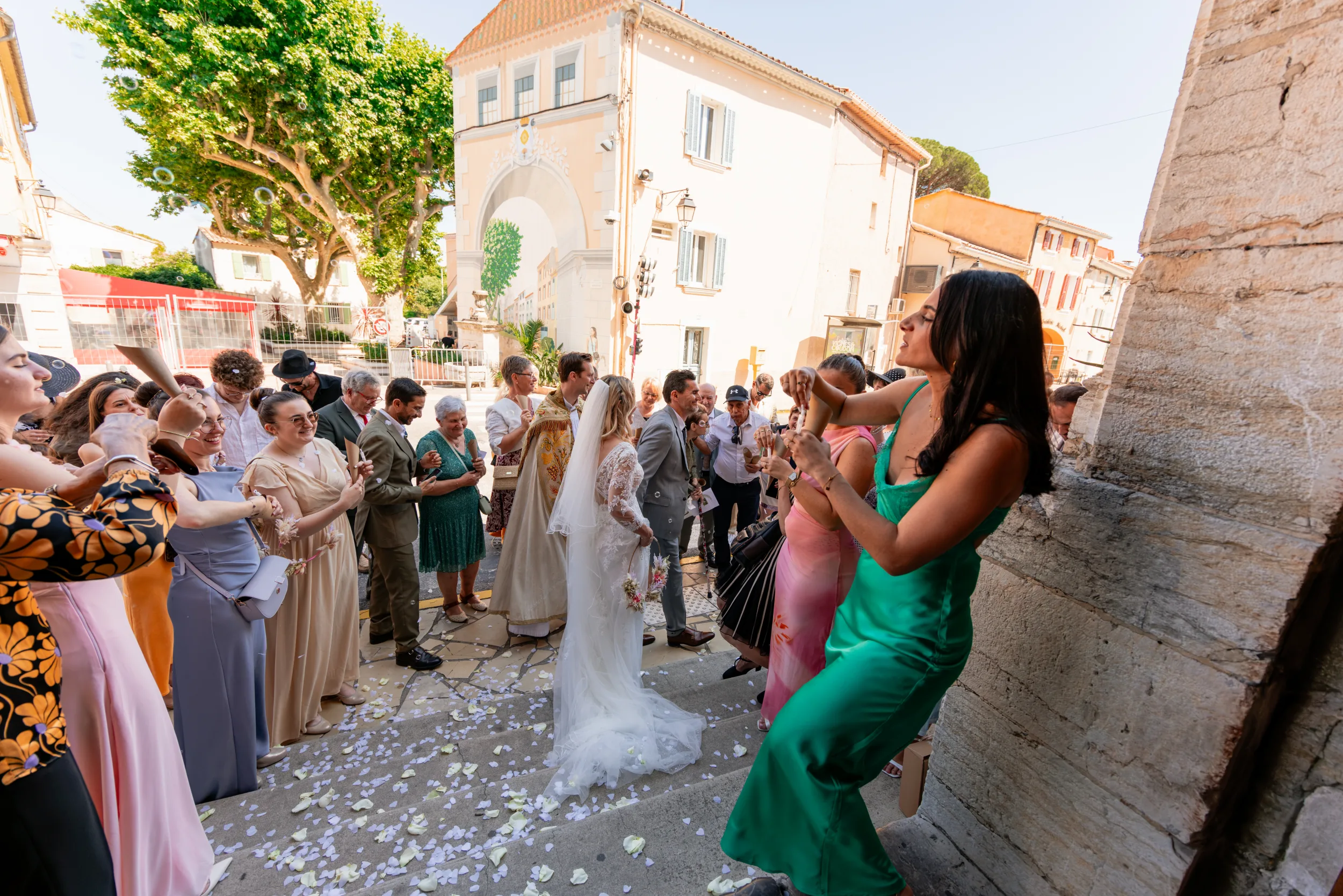 Félicitations des proches après une sortie de mariage à l'église de La Farlède