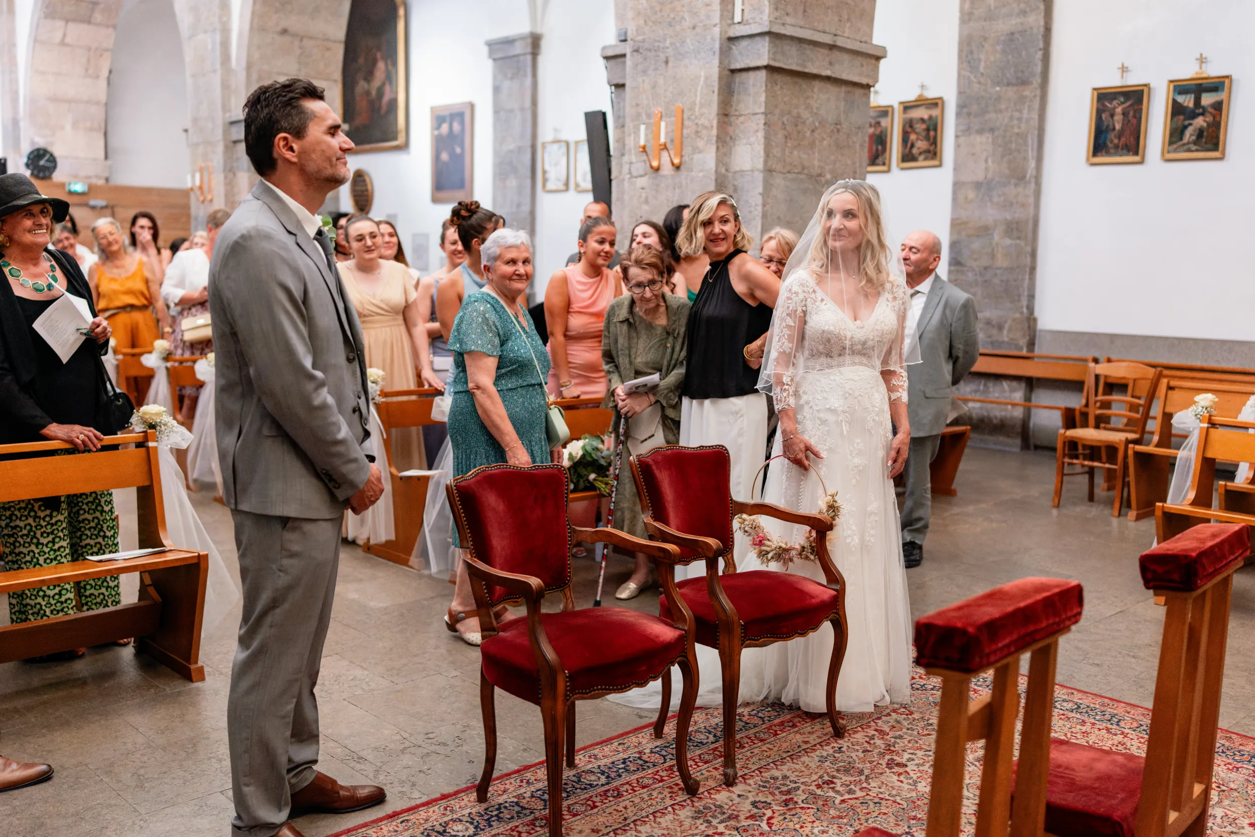 Mariée arrivant dans l'église de La Farlède sous le regard de ses proches