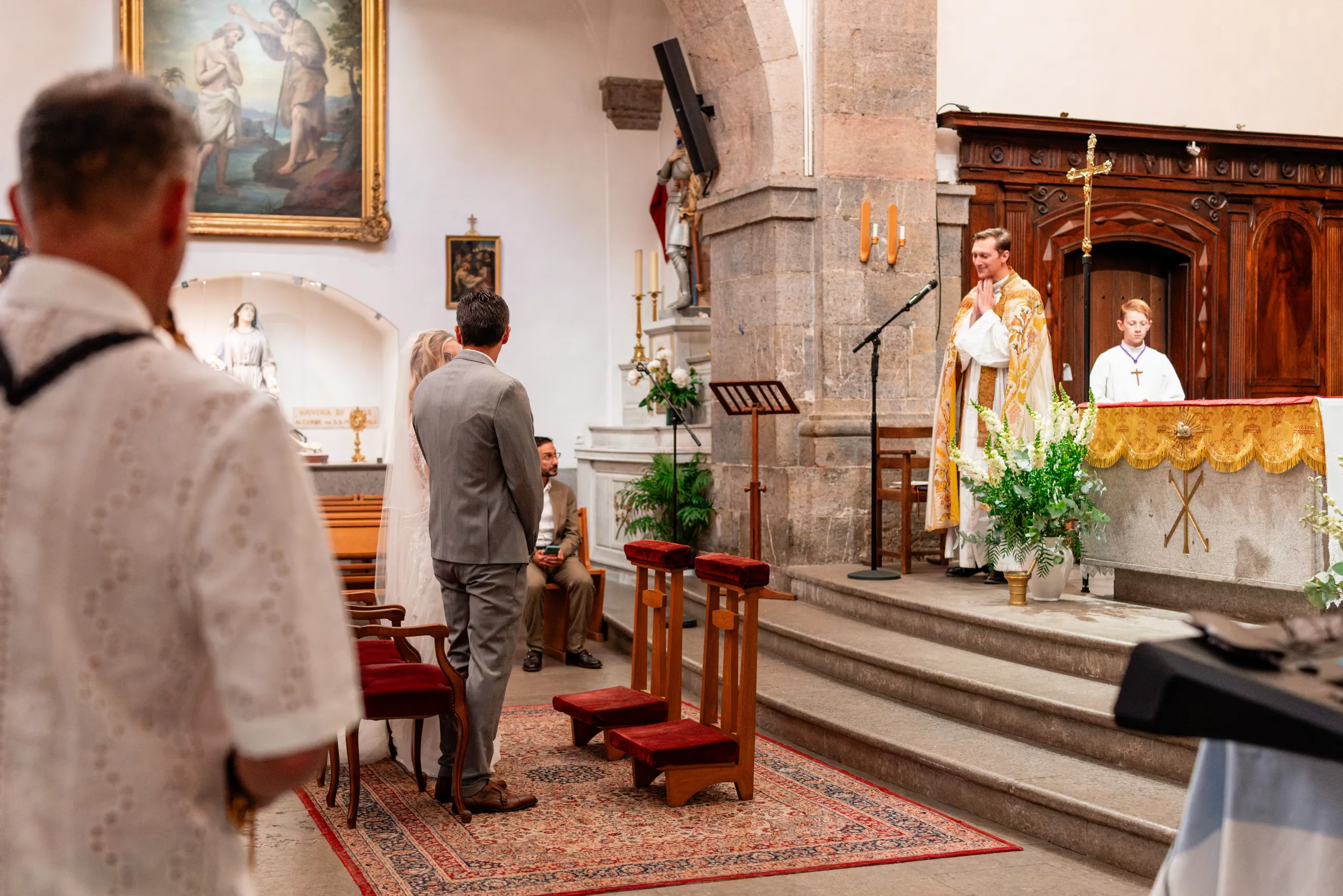Prêtre célébrant un mariage à l'autel de l'église de La Farlède