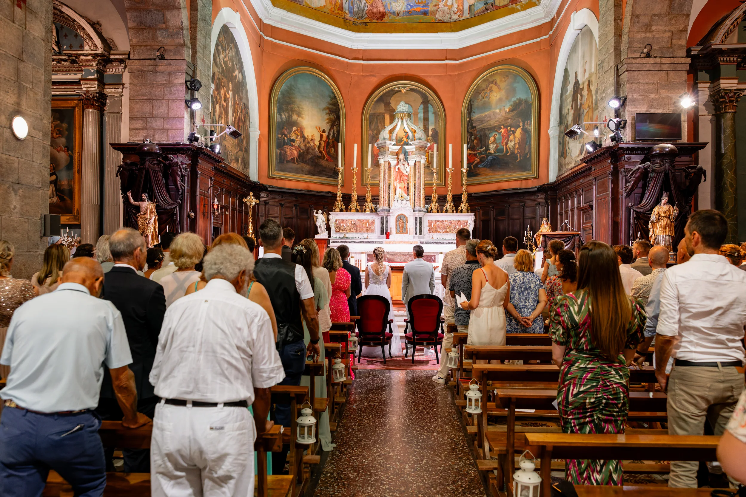 Cérémonie de mariage dans la nef de l'église Saint-Jean-Baptiste de Solliès-Pont