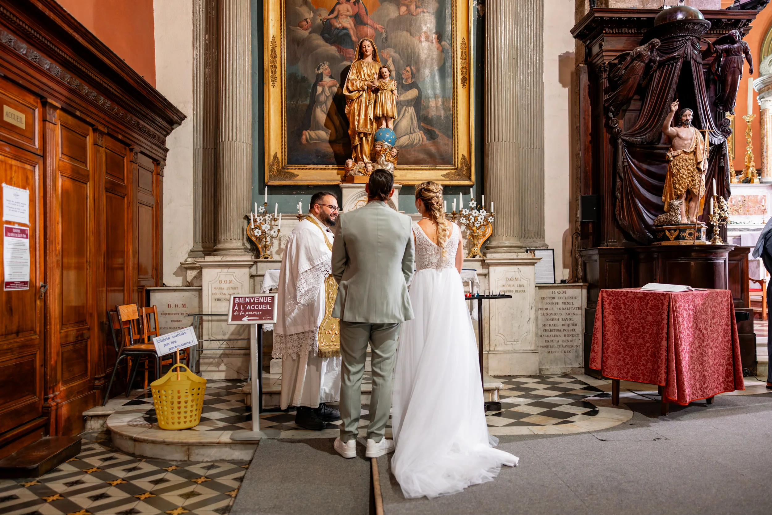 Mariés devant l'autel pendant une cérémonie religieuse à Solliès-Pont