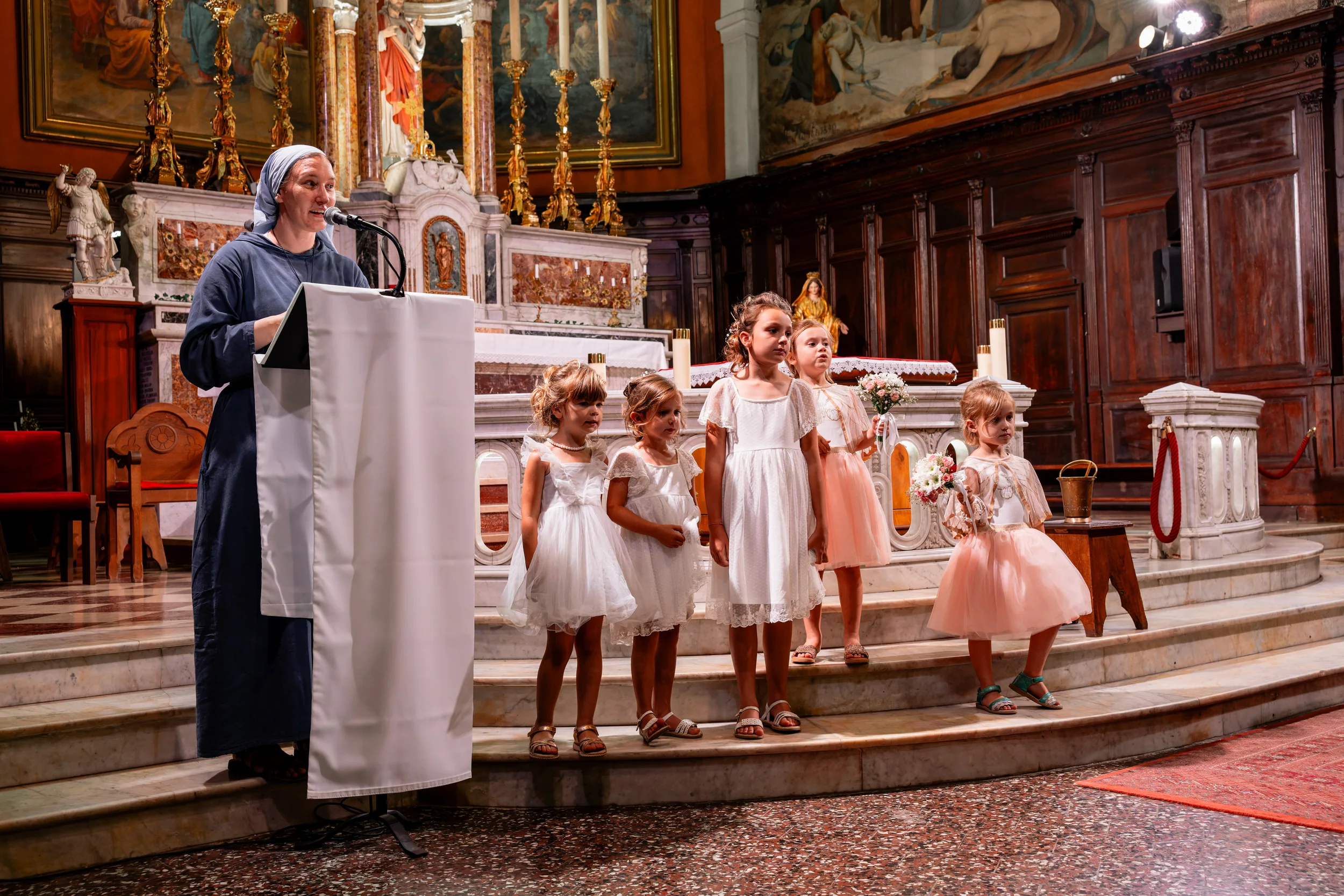 Enfants près de l'autel pendant une lecture de mariage à Solliès-Pont