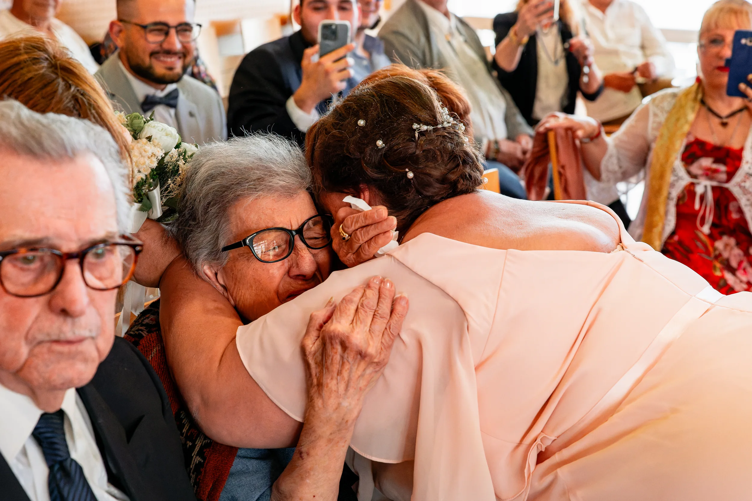 Embrassade avec une grand-mère pendant une cérémonie de mariage