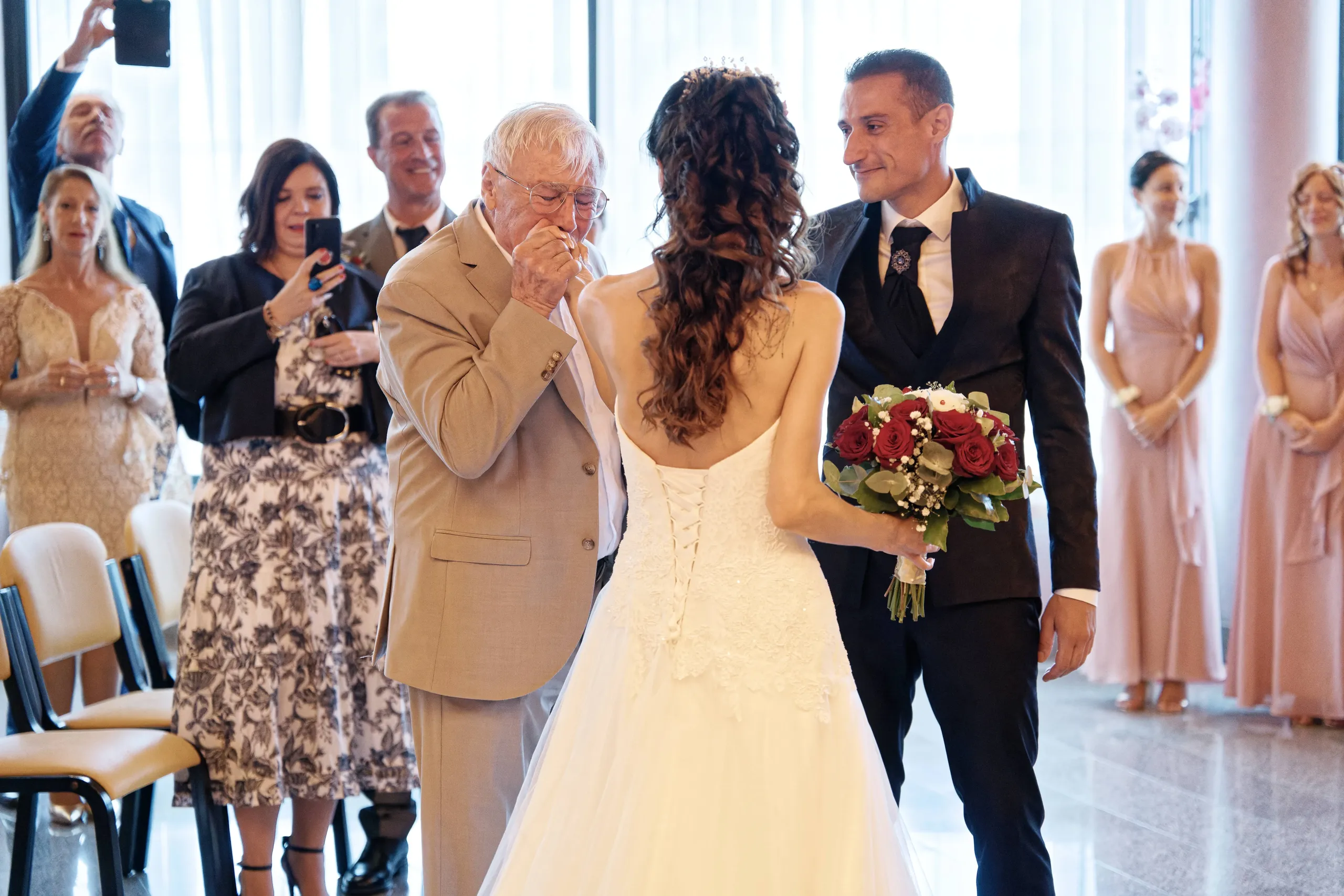 Mariés entourés de leurs proches pendant la cérémonie