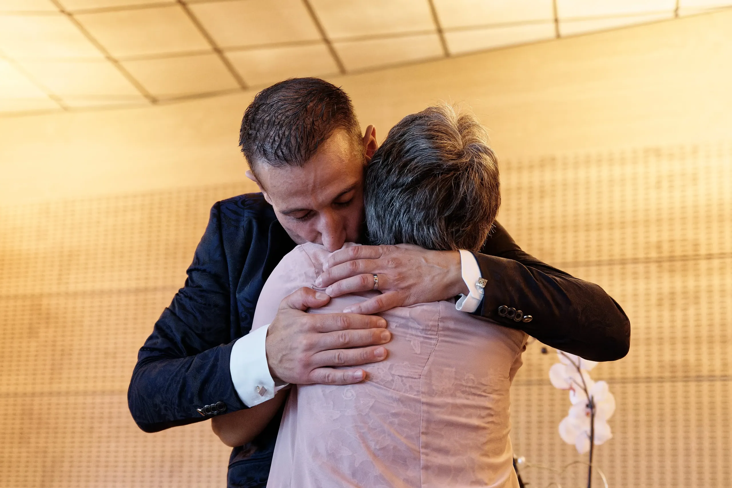 Embrassade spontanée entre proches pendant le mariage